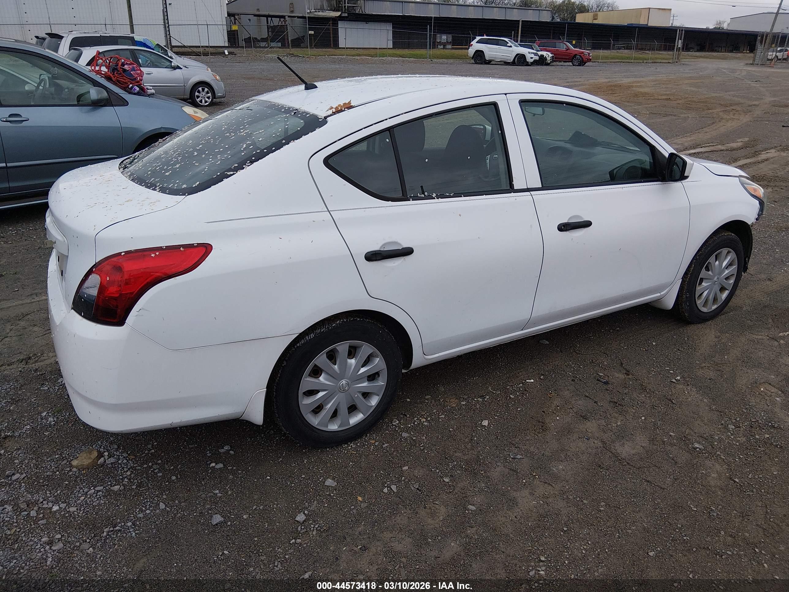 NISSAN VERSA image 4