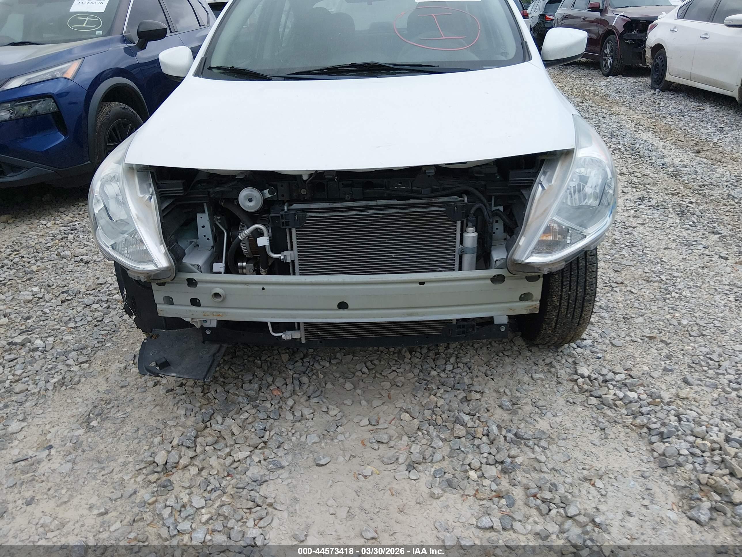 NISSAN VERSA image 6