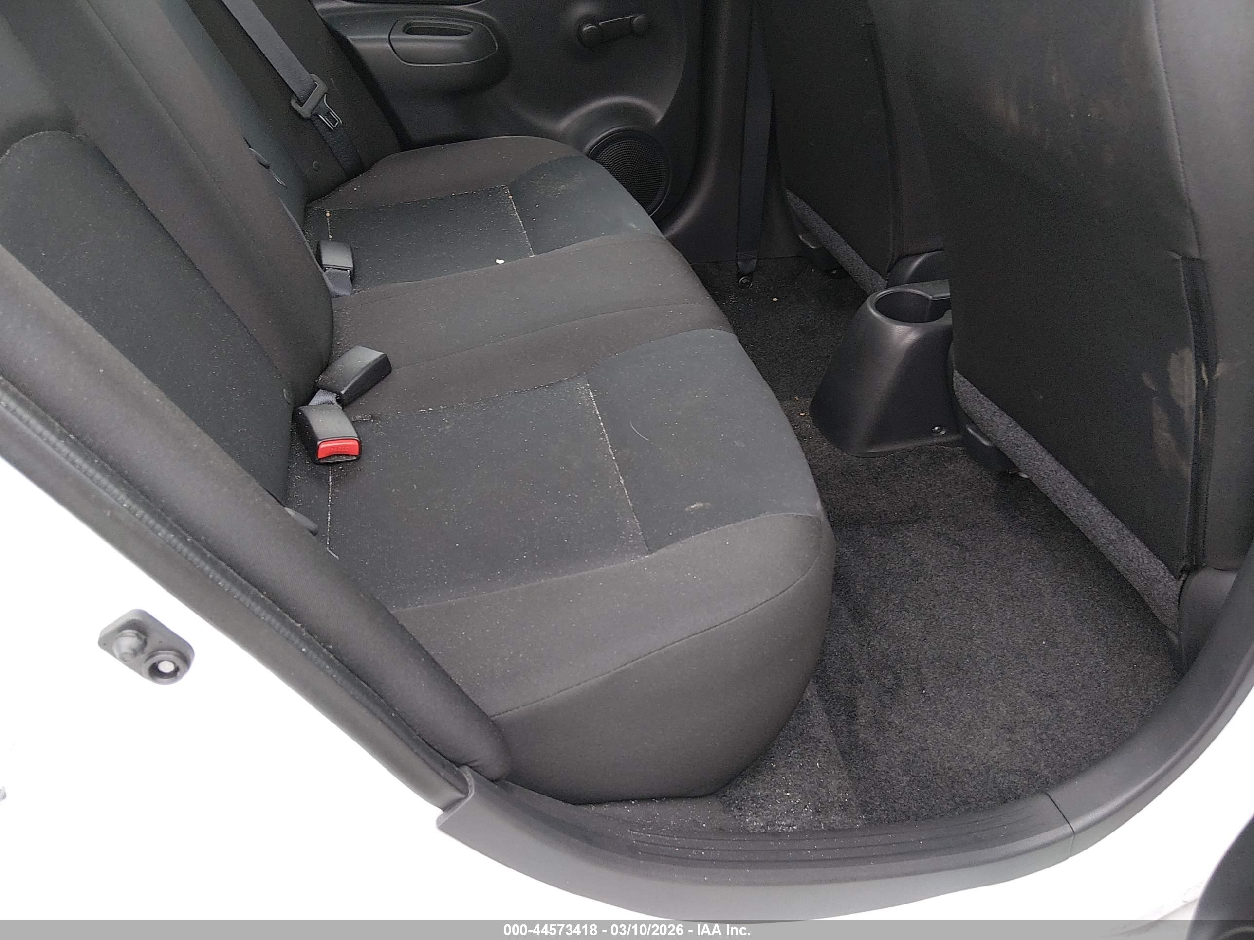 NISSAN VERSA image 8