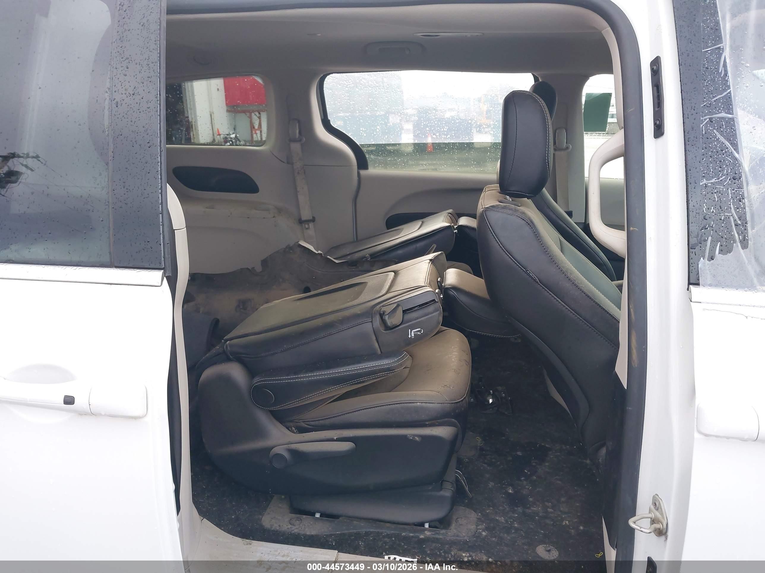 CHRYSLER PACIFICA image 8