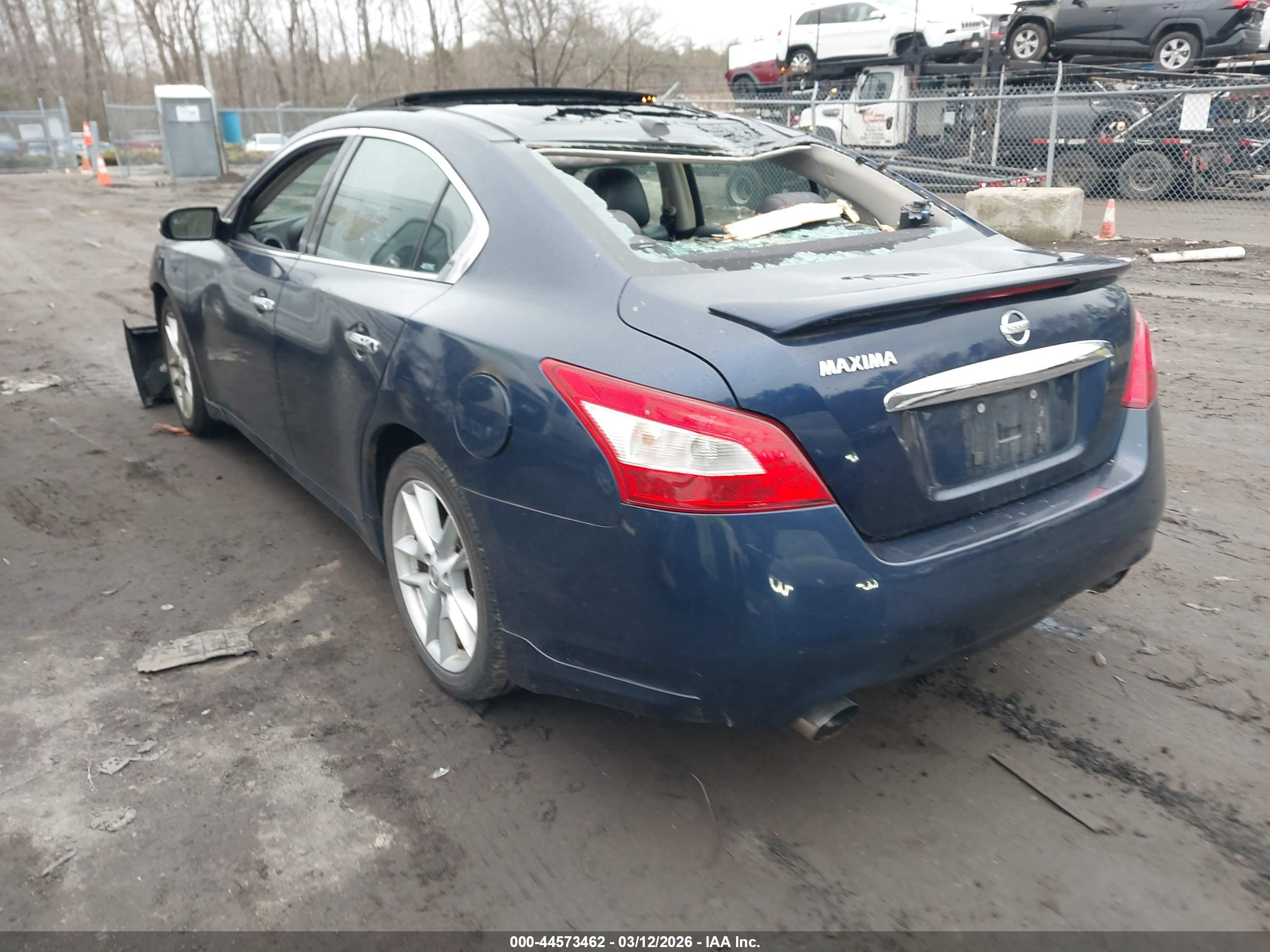 NISSAN MAXIMA image 3