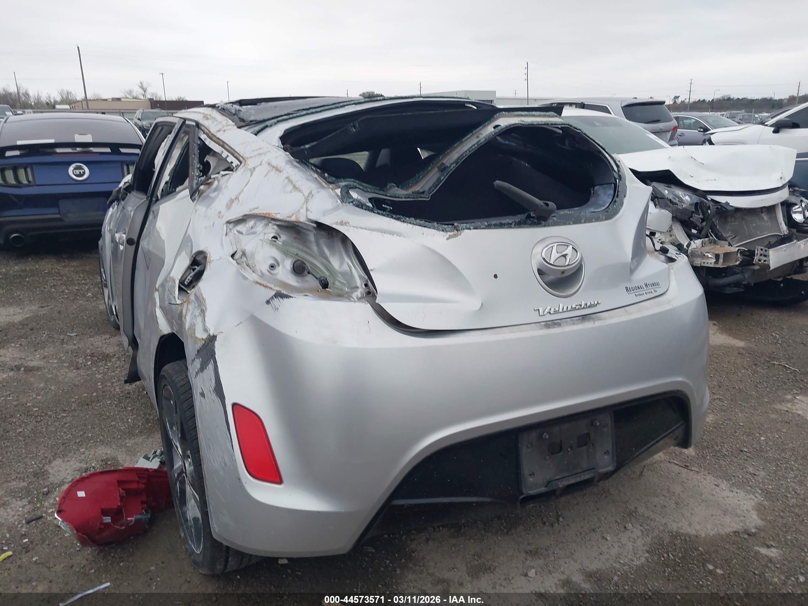 HYUNDAI VELOSTER image 3