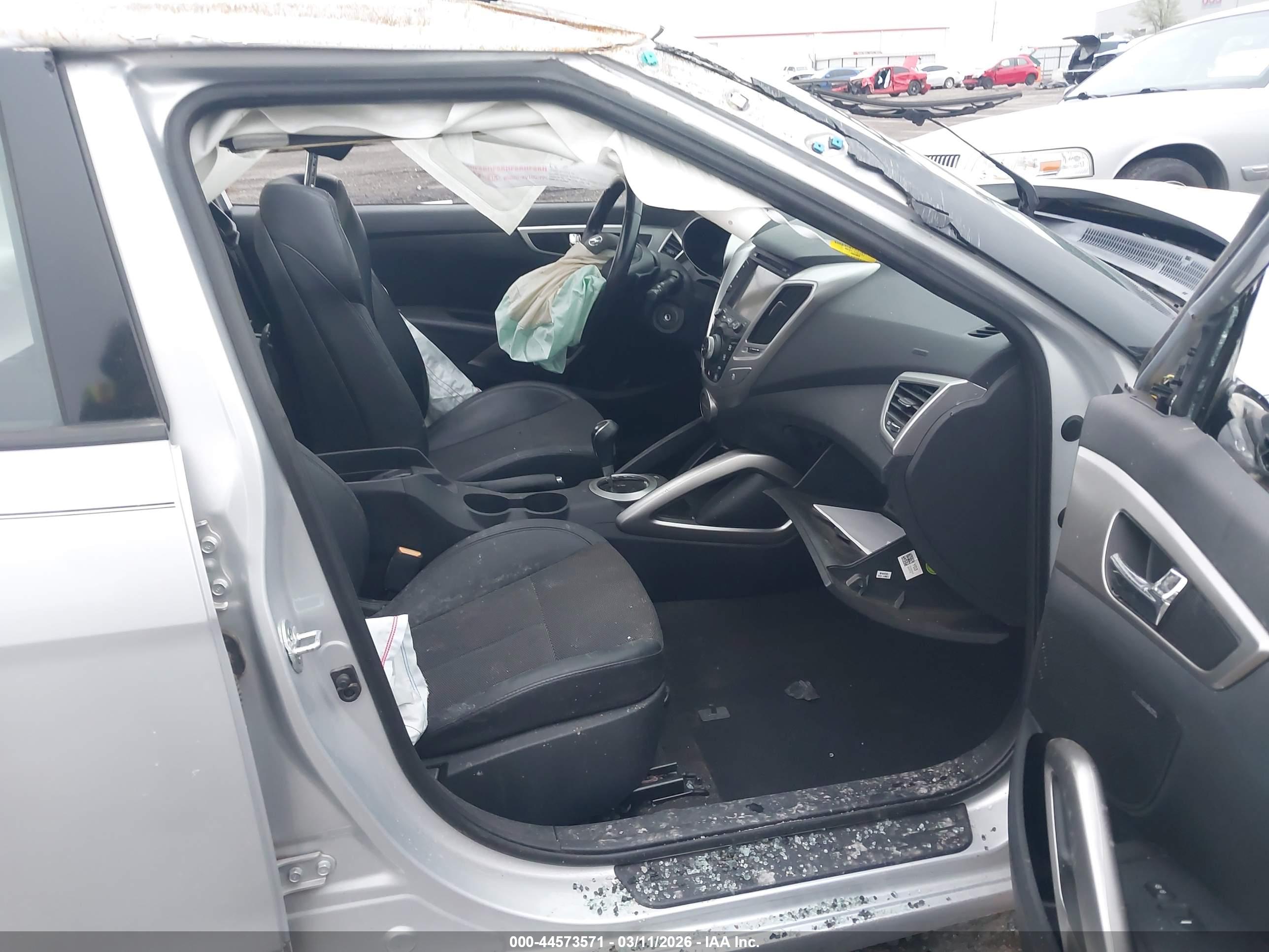 HYUNDAI VELOSTER image 5