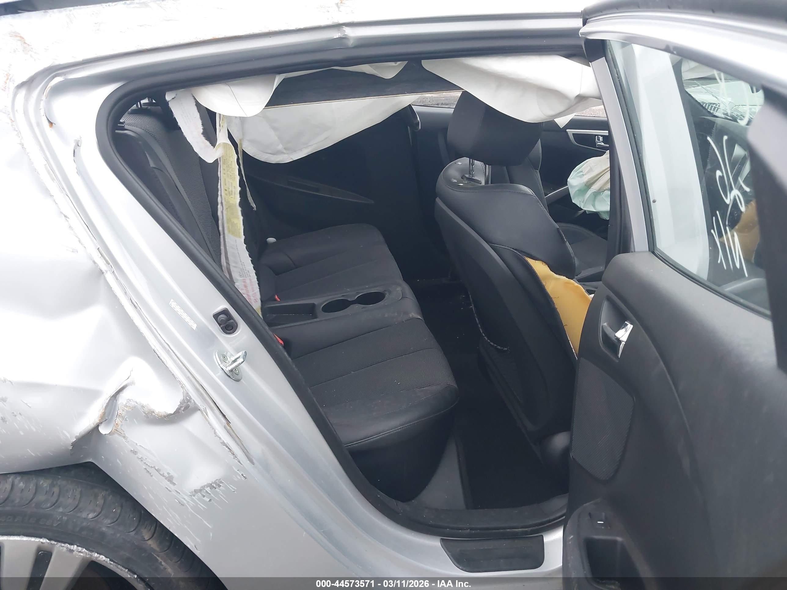 HYUNDAI VELOSTER image 8