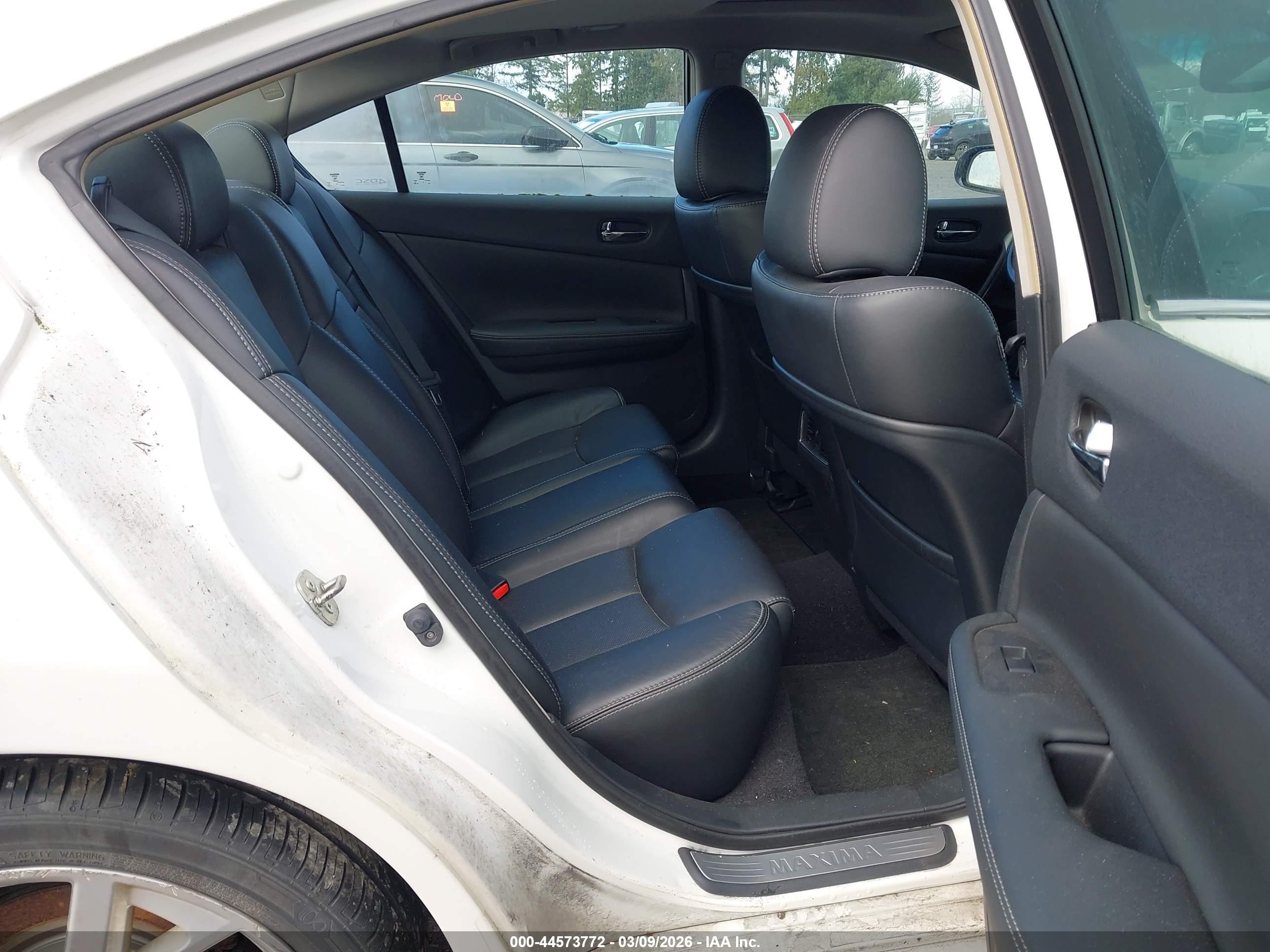 NISSAN MAXIMA image 8