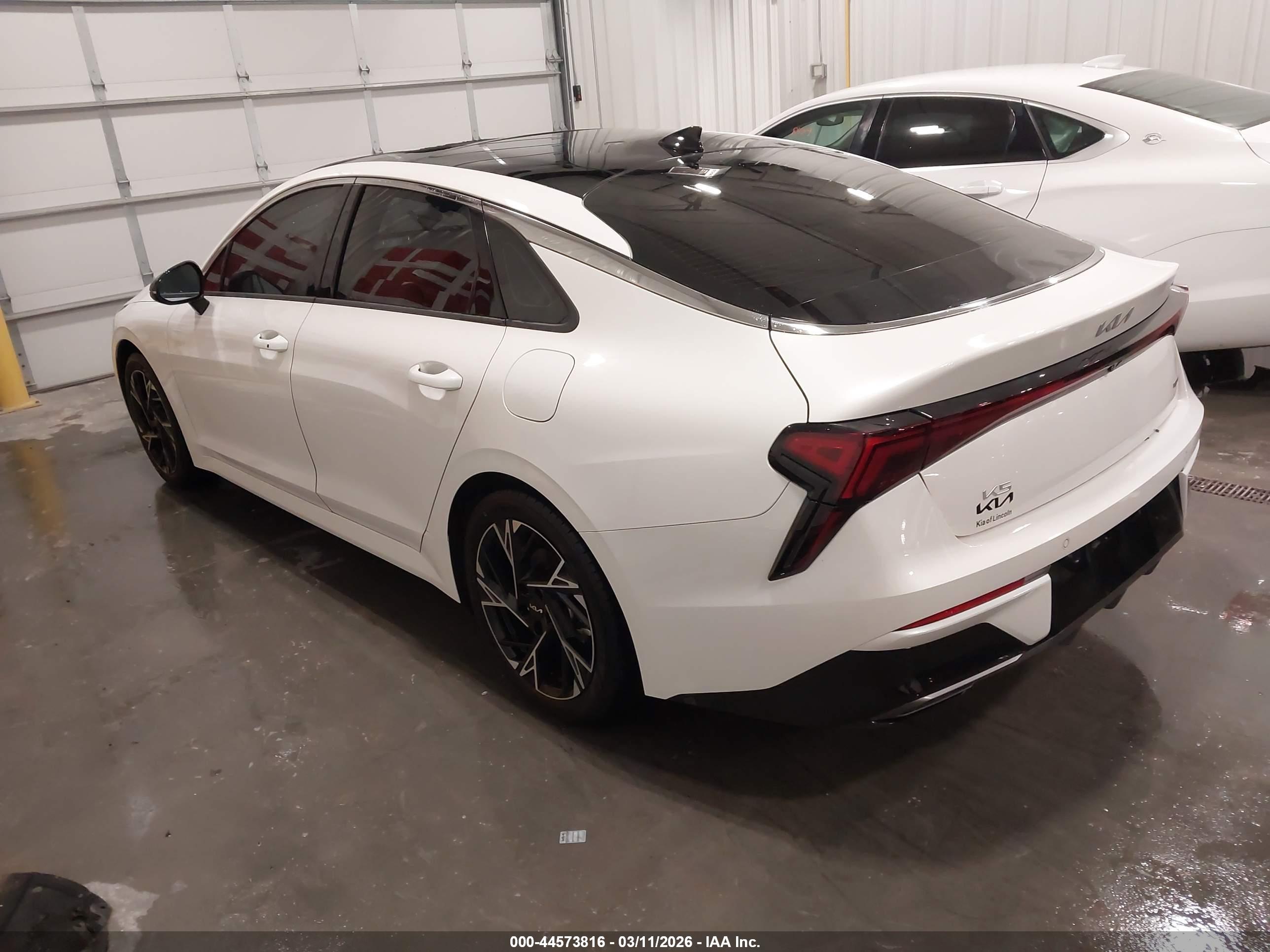 KIA K5 image 3