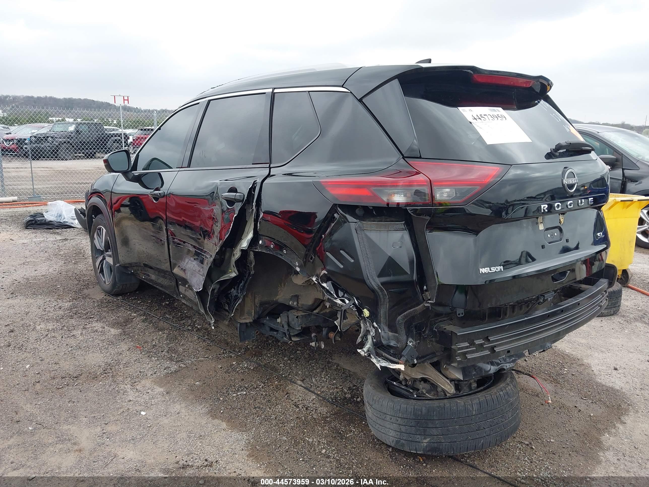 NISSAN ROGUE image 3