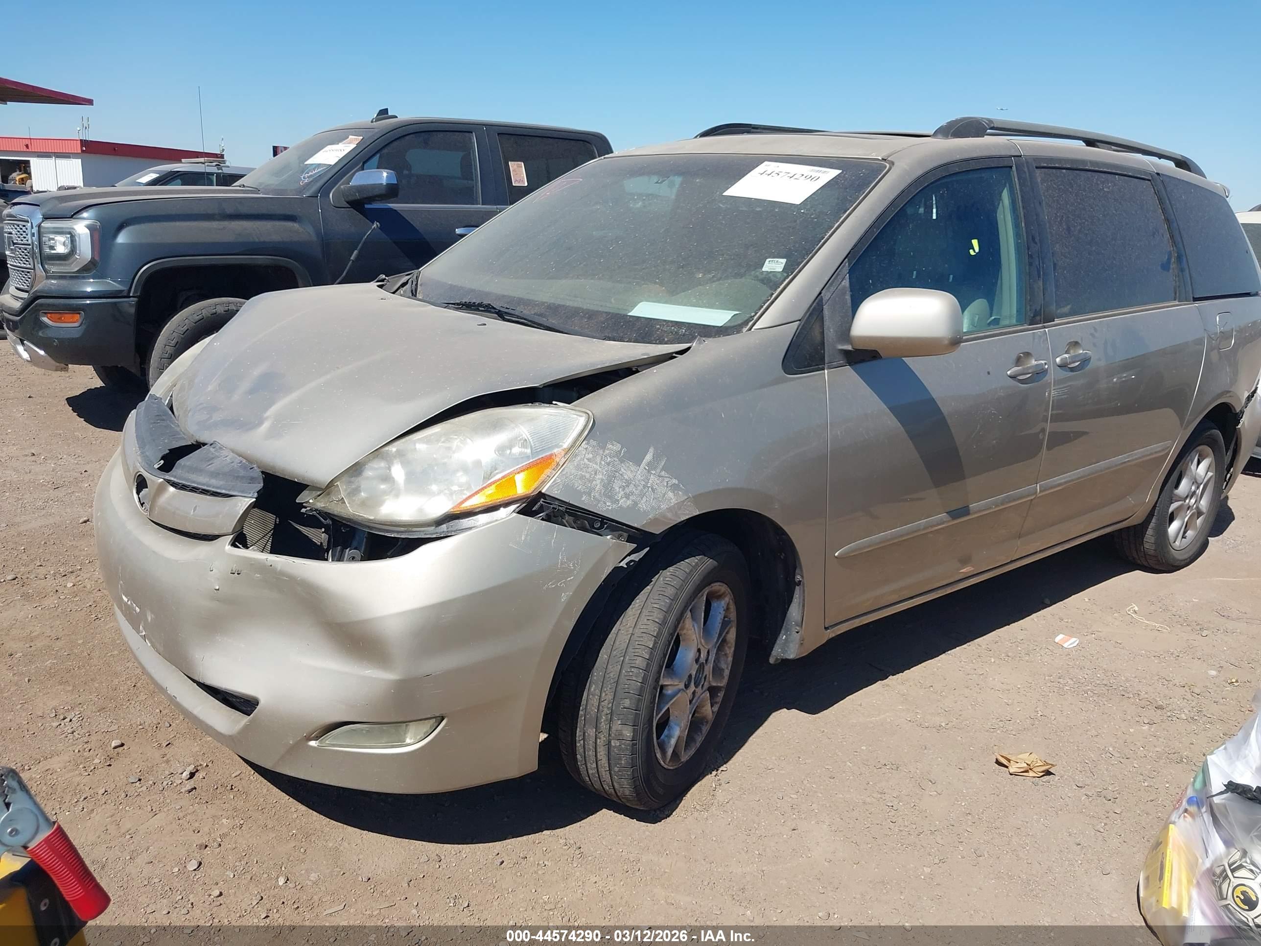 TOYOTA SIENNA image 2