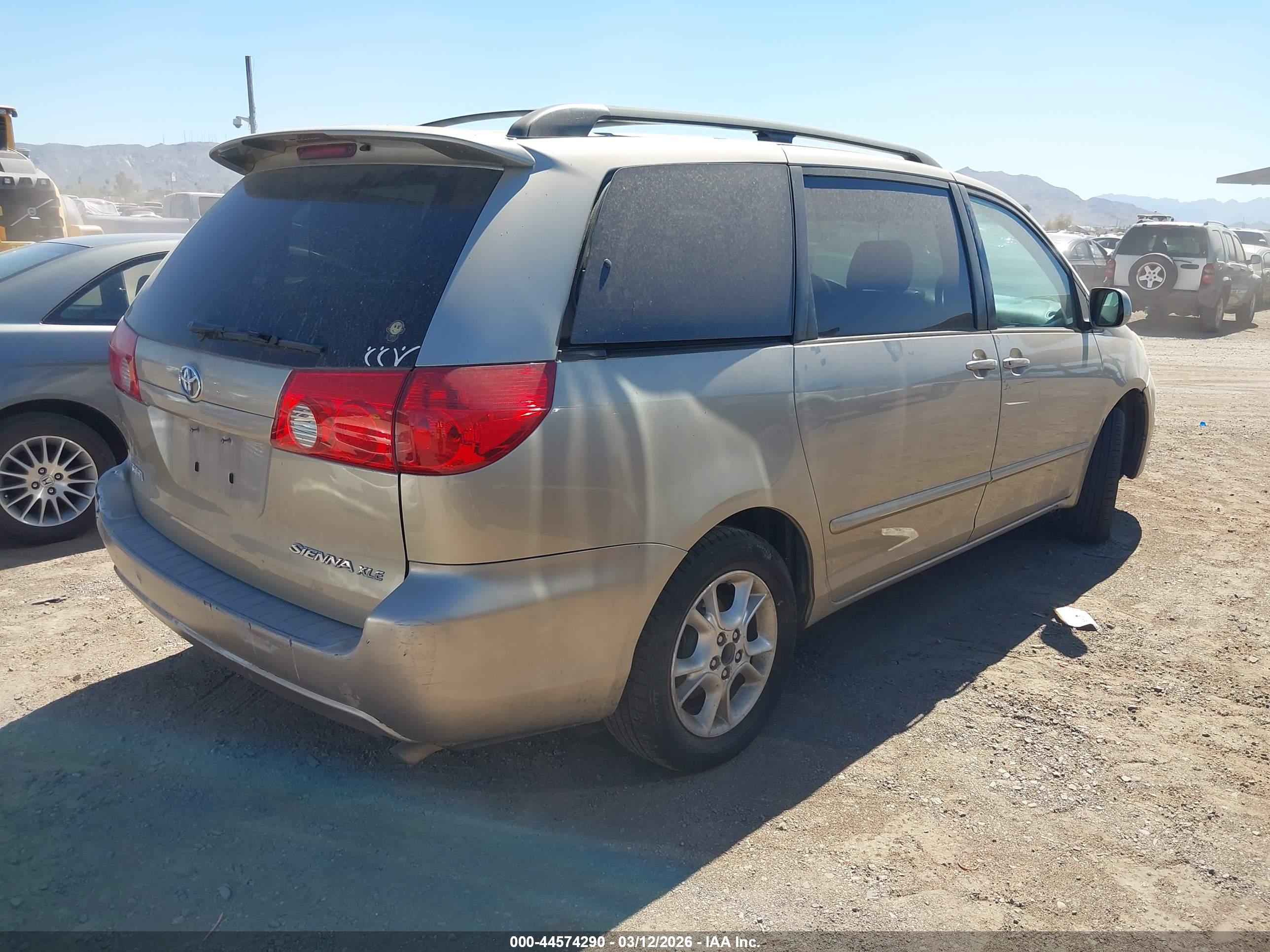 TOYOTA SIENNA image 4