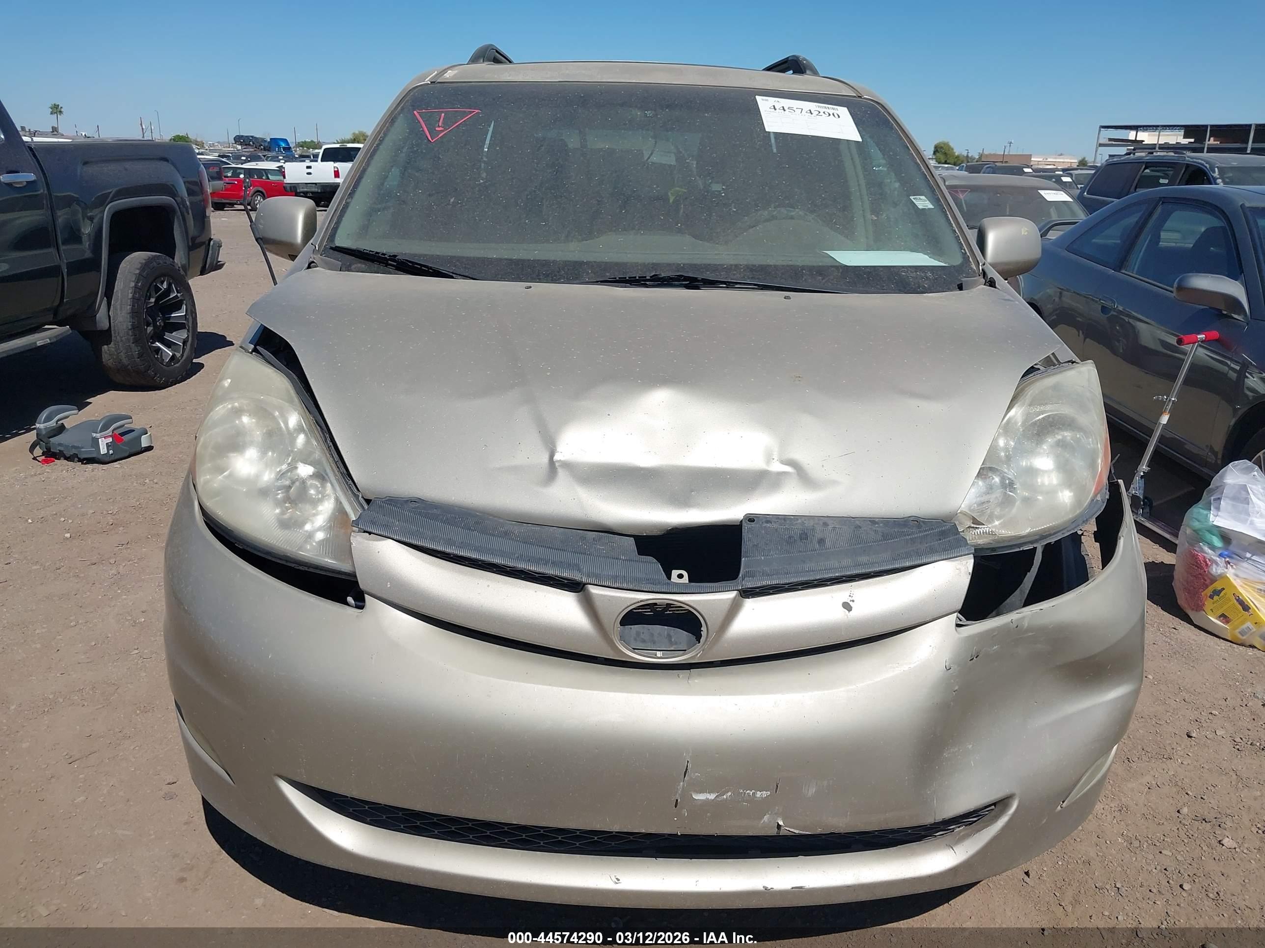TOYOTA SIENNA image 6