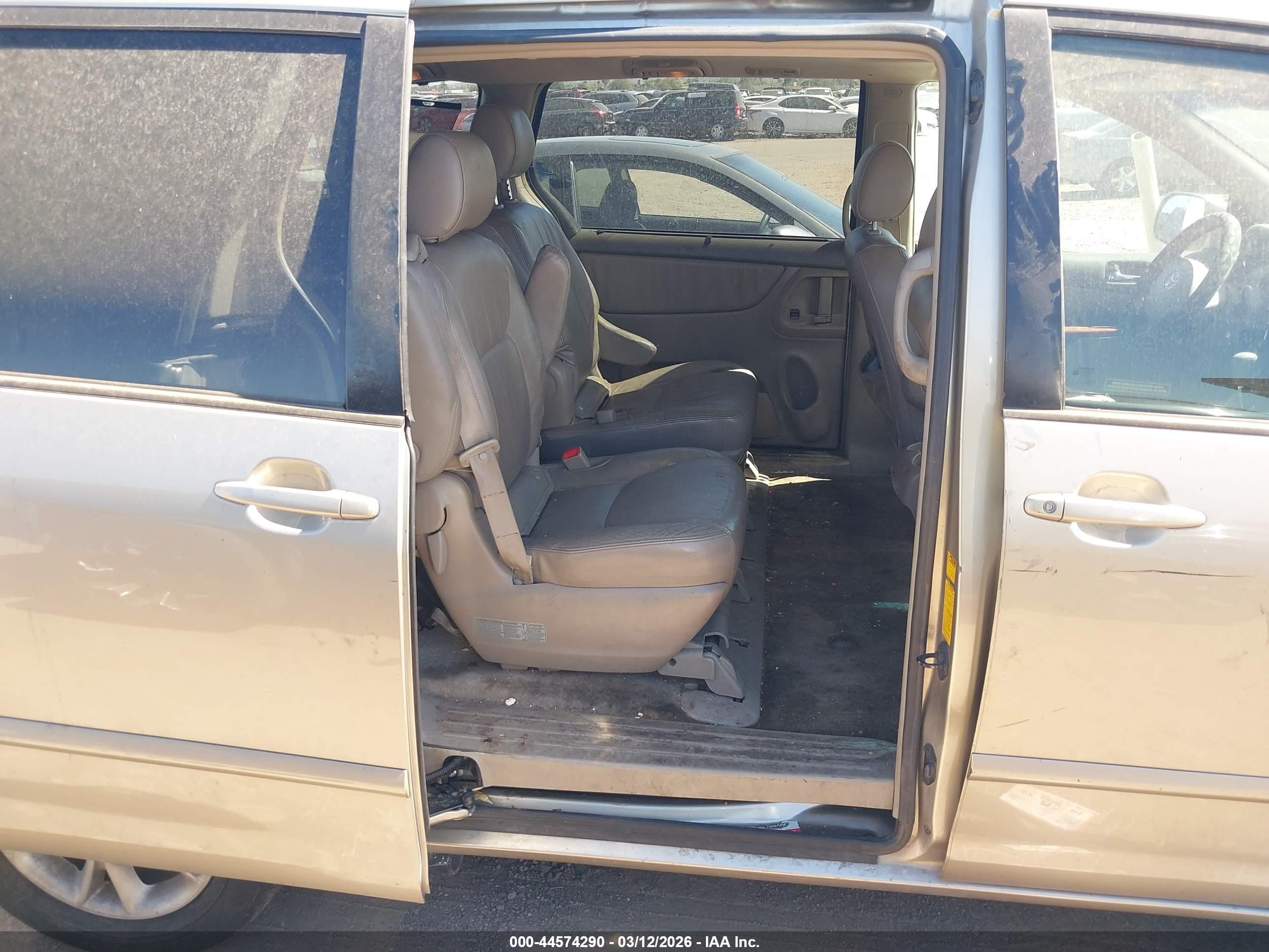 TOYOTA SIENNA image 8