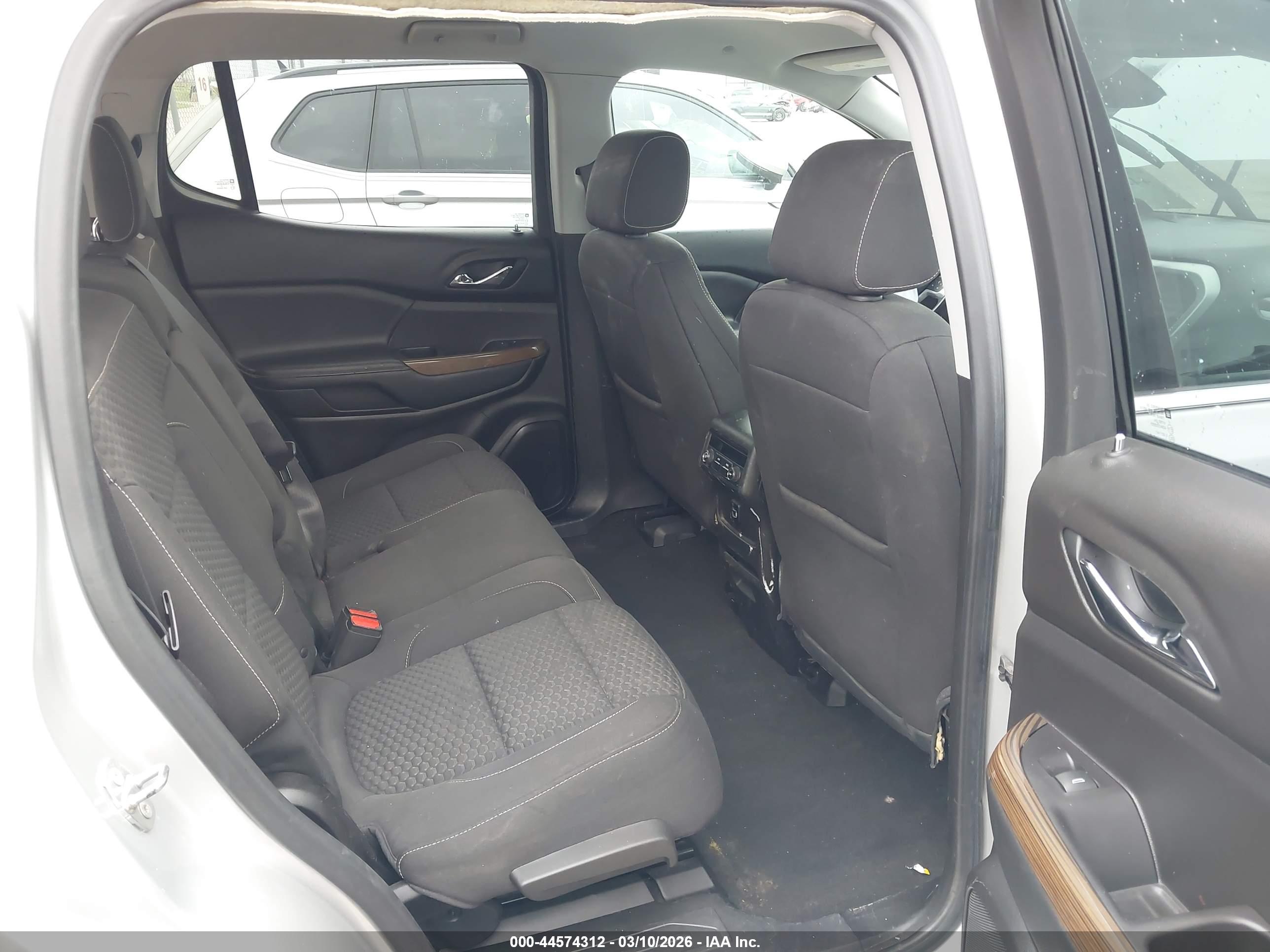 GMC ACADIA image 8