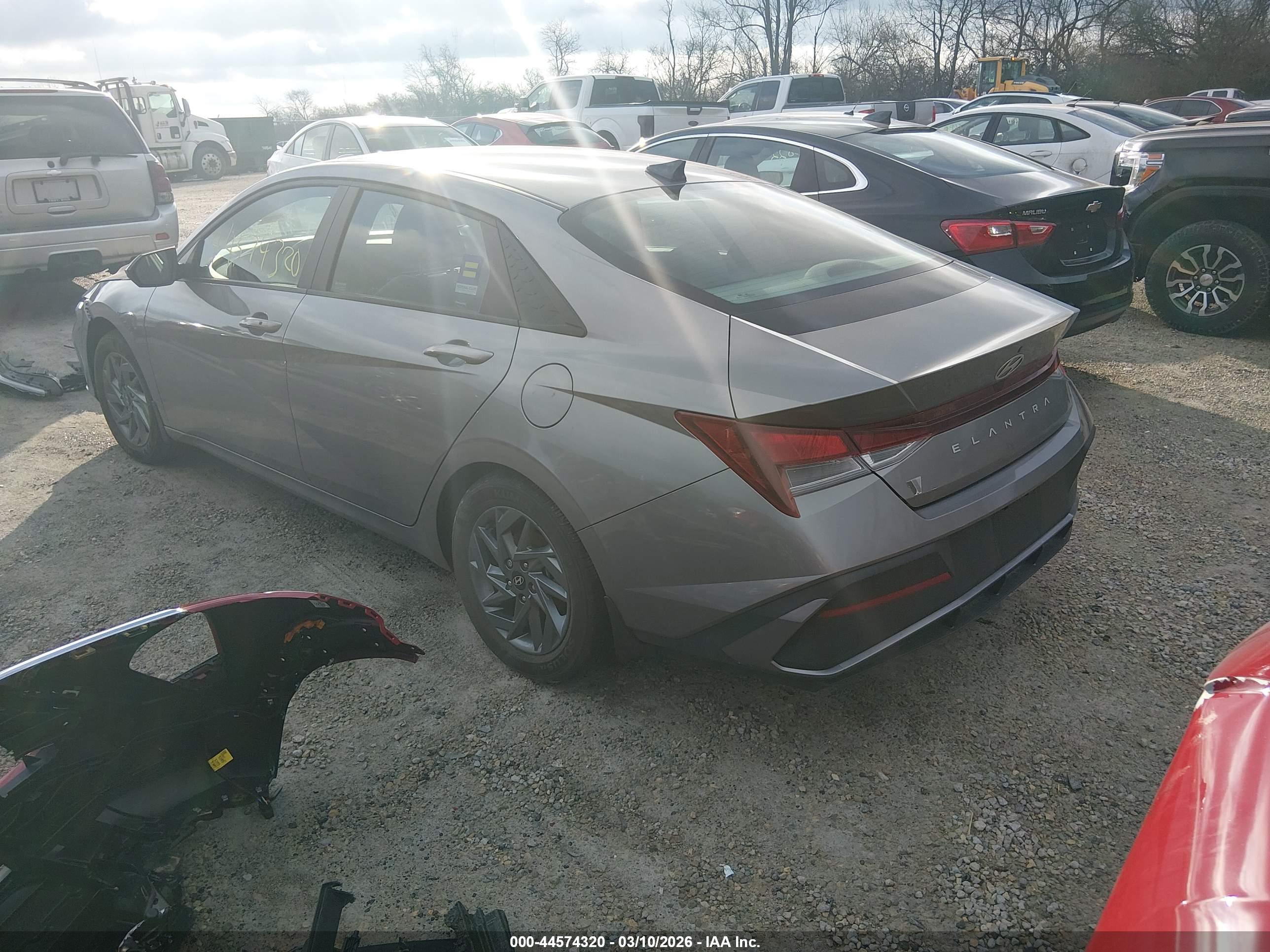 HYUNDAI ELANTRA image 3