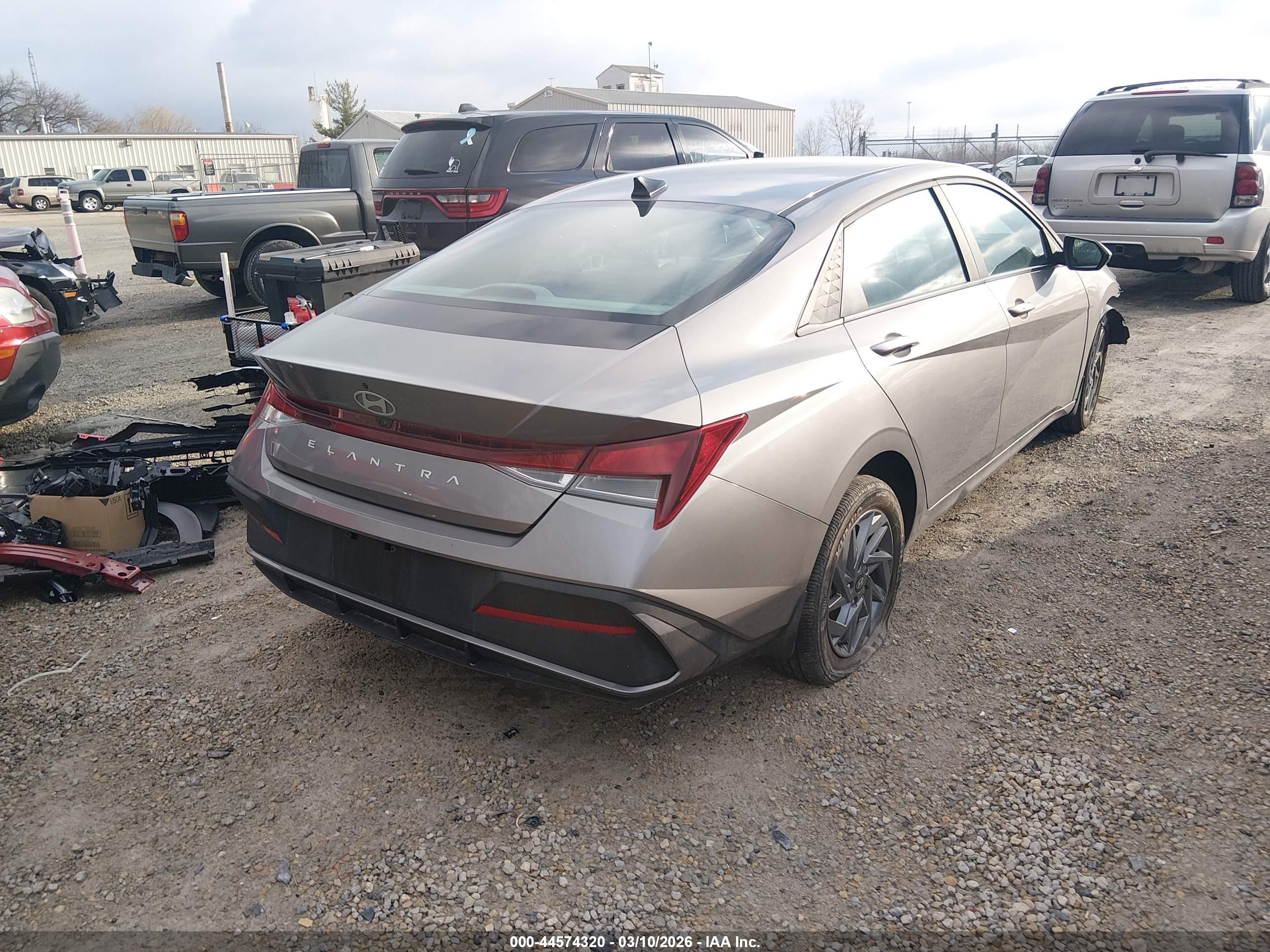 HYUNDAI ELANTRA image 4