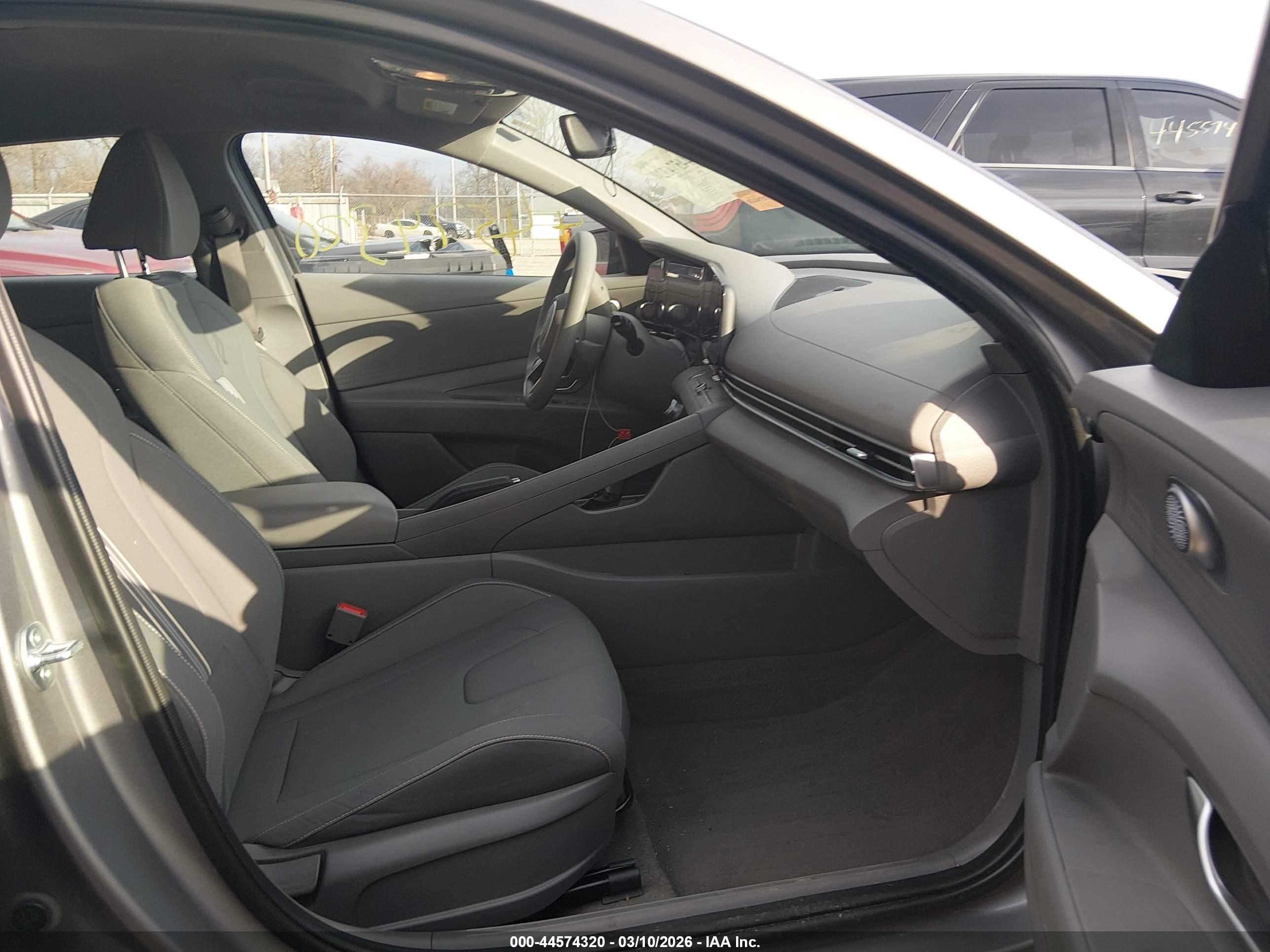 HYUNDAI ELANTRA image 5
