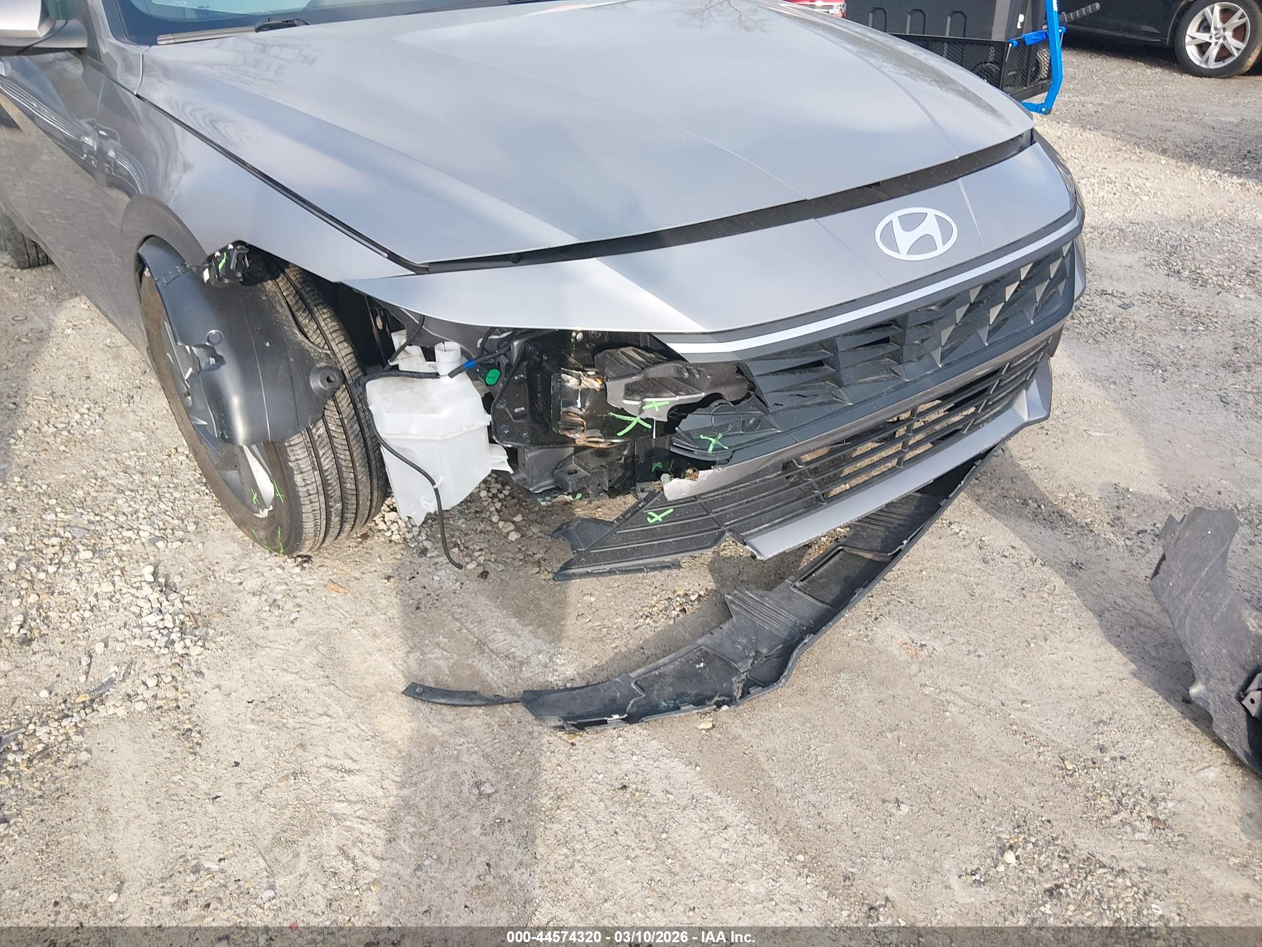 HYUNDAI ELANTRA image 6