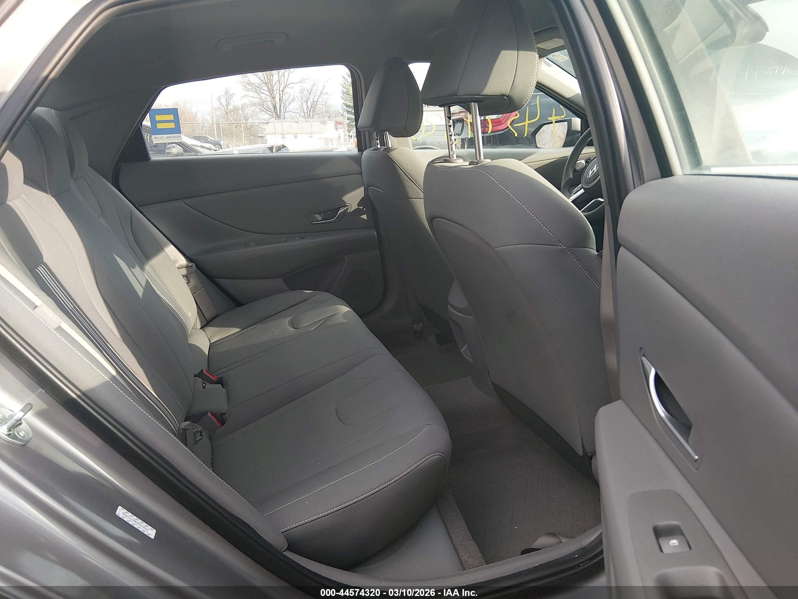 HYUNDAI ELANTRA image 8