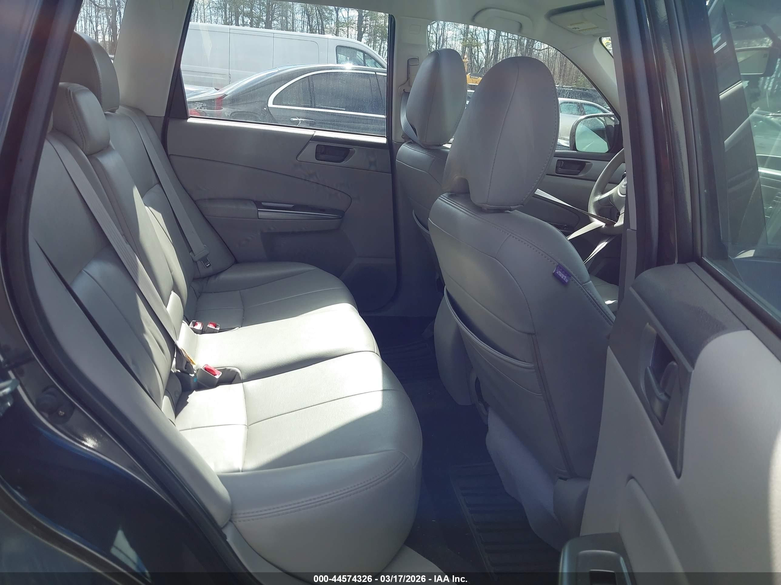 SUBARU FORESTER image 8
