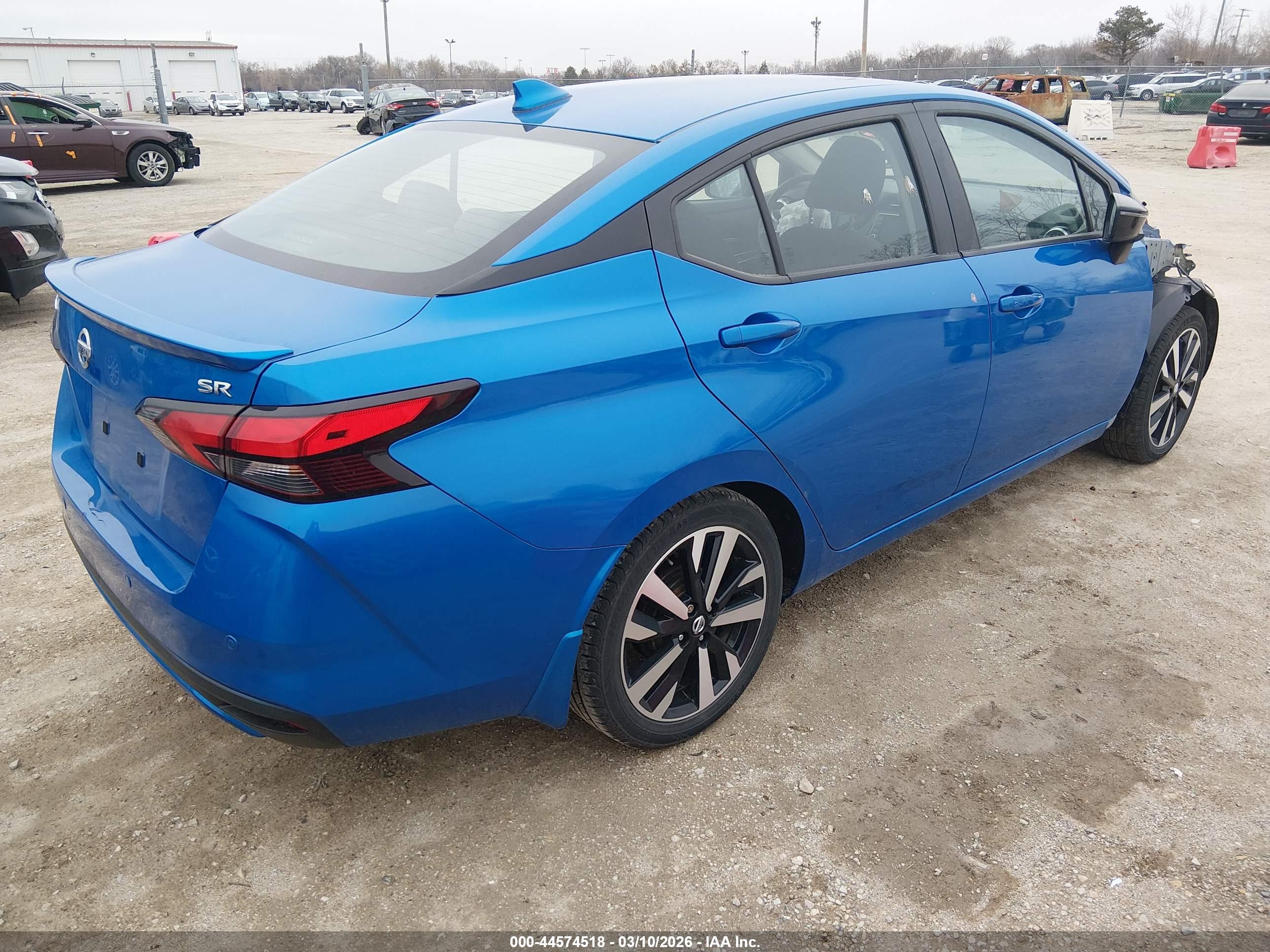 NISSAN VERSA image 4