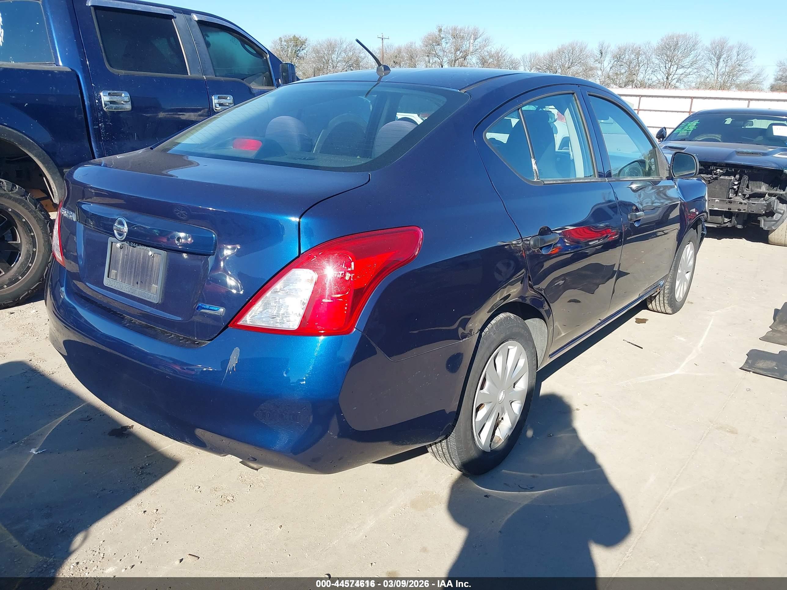 NISSAN VERSA image 4