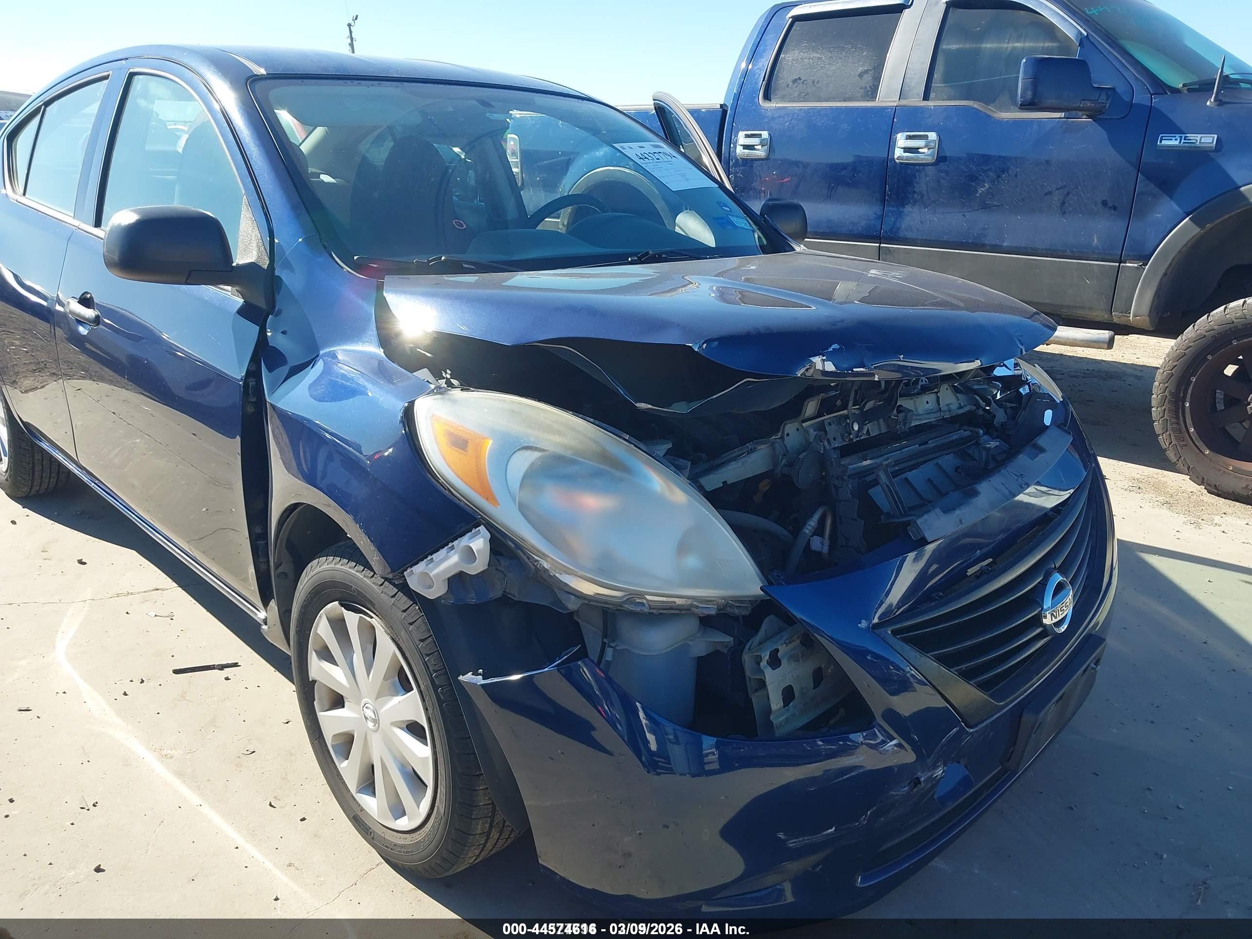 NISSAN VERSA image 6