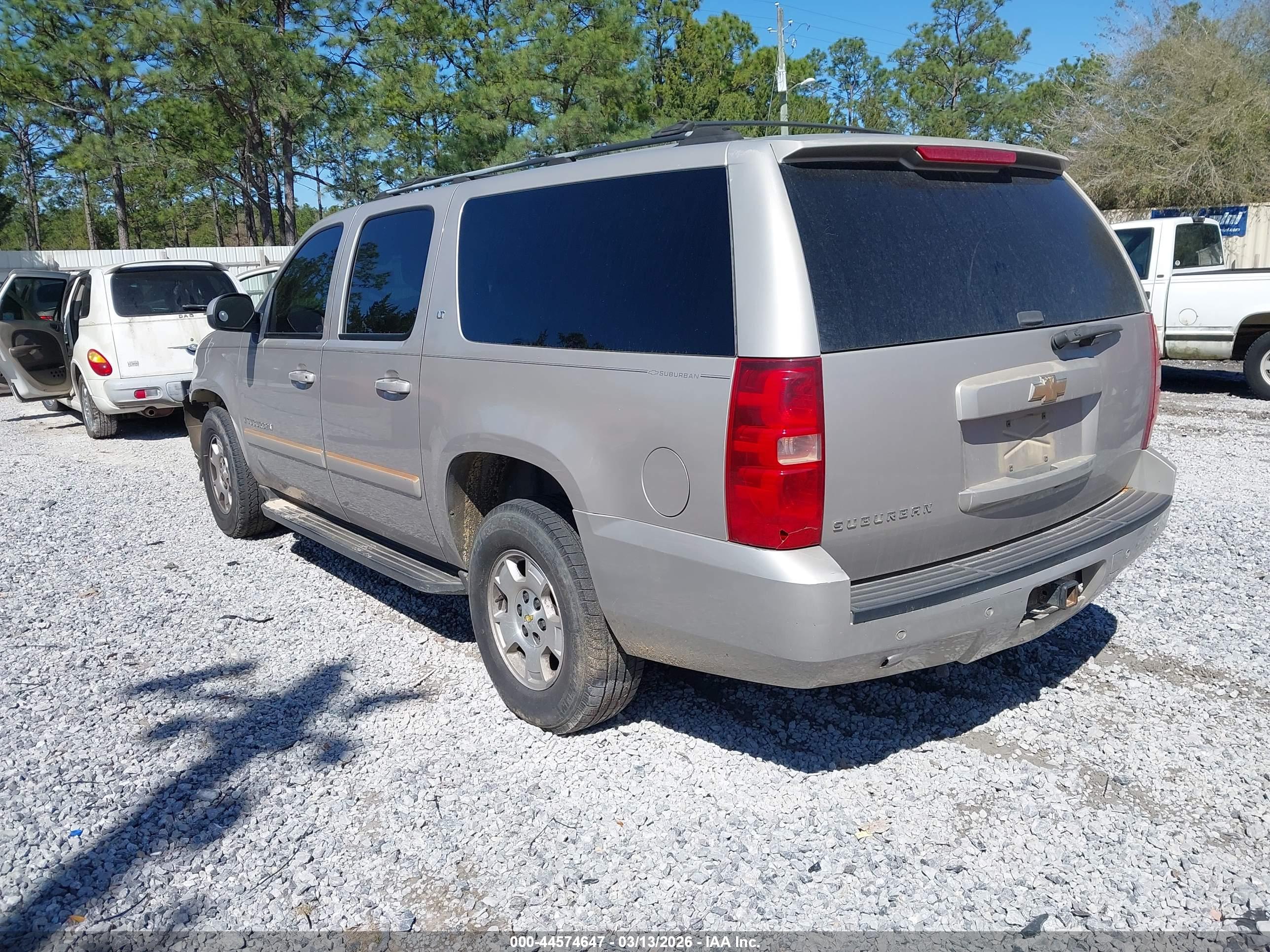 CHEVROLET SUBURBAN image 3