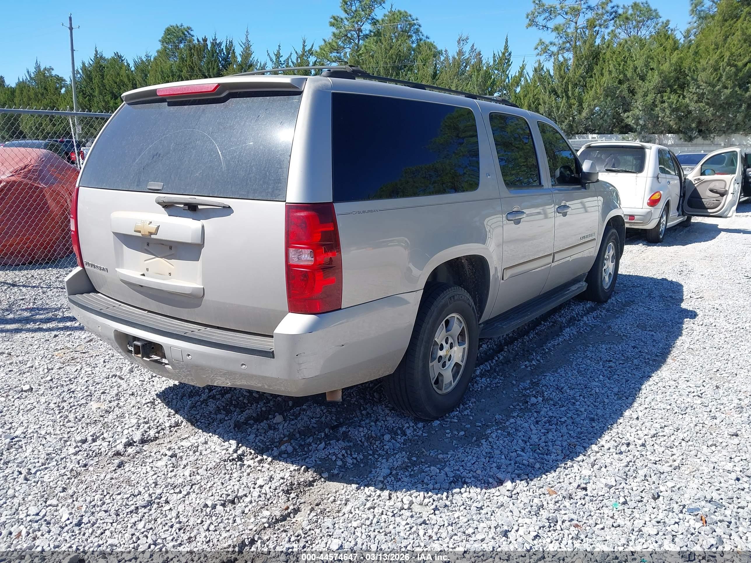 CHEVROLET SUBURBAN image 4