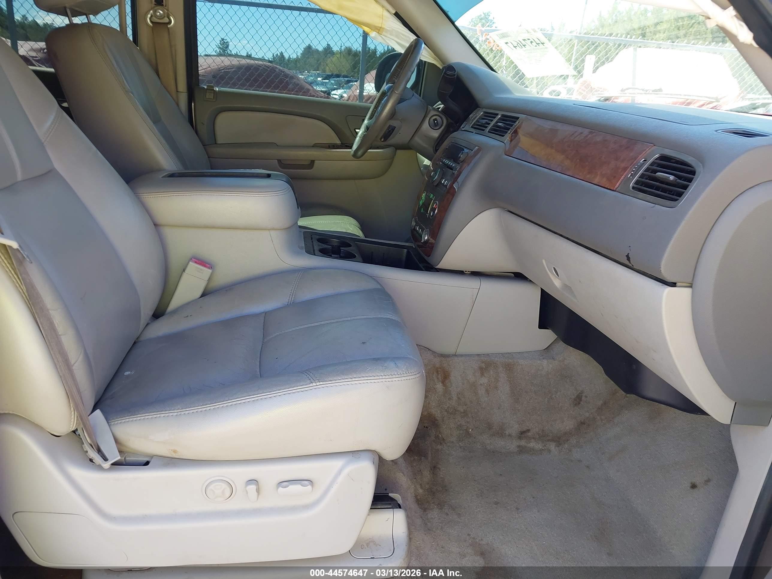 CHEVROLET SUBURBAN image 5