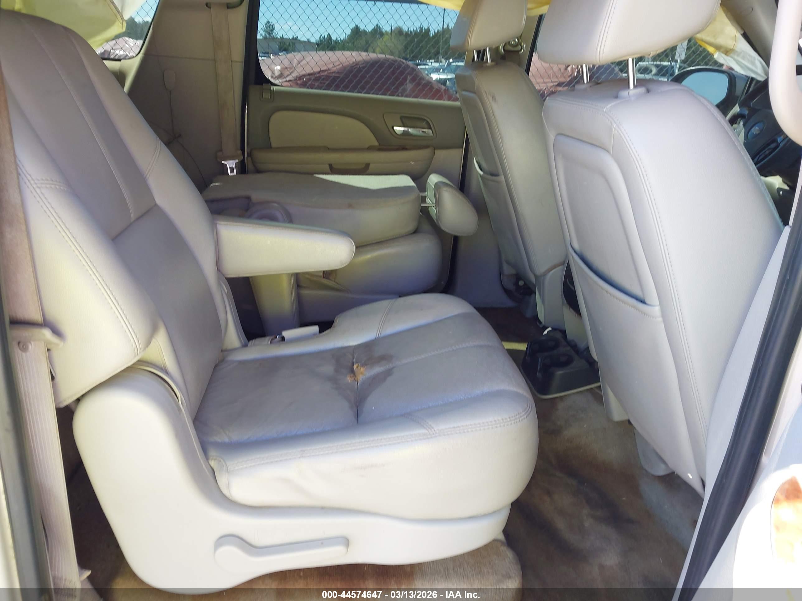 CHEVROLET SUBURBAN image 8
