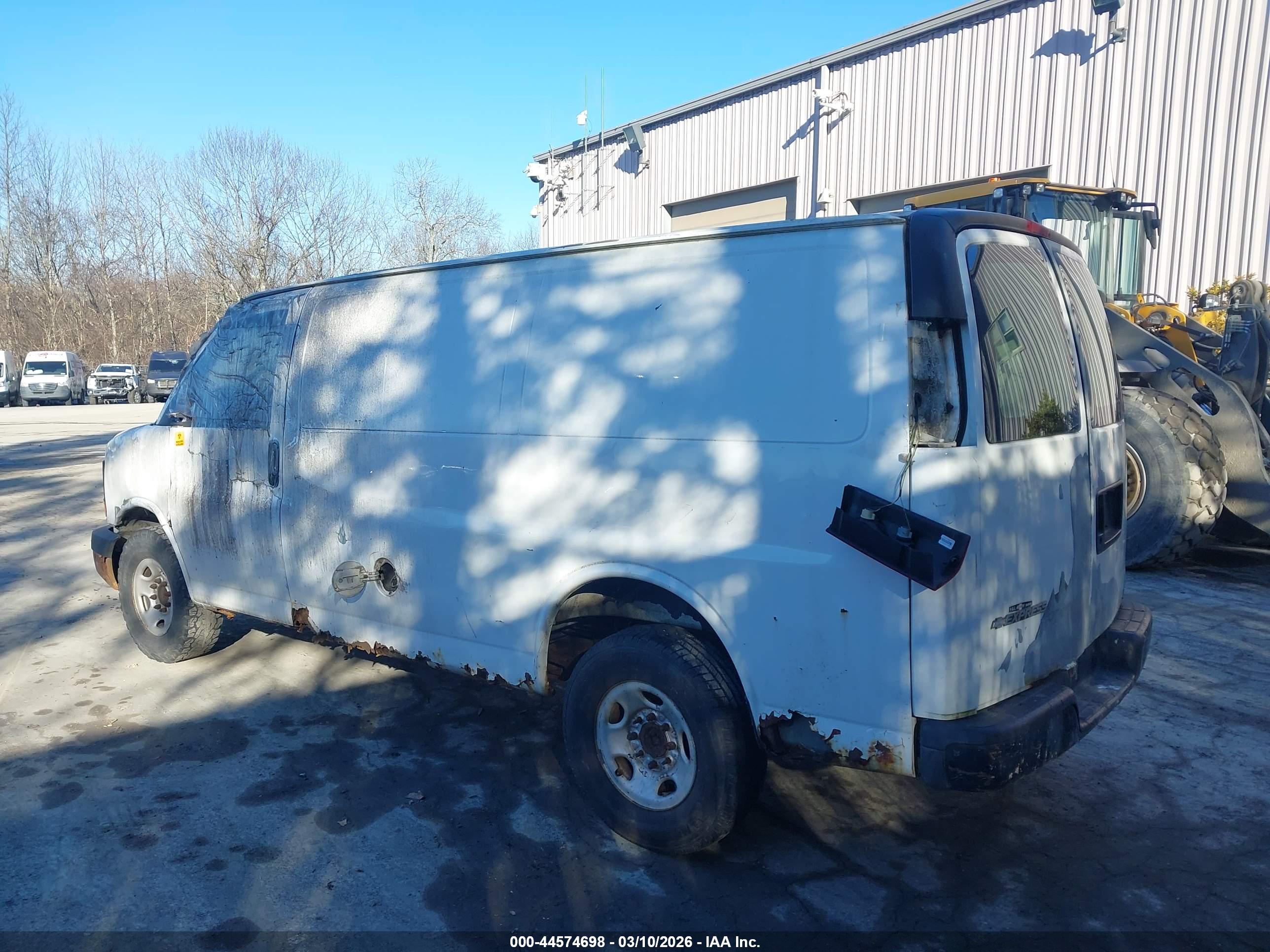 CHEVROLET EXPRESS image 3