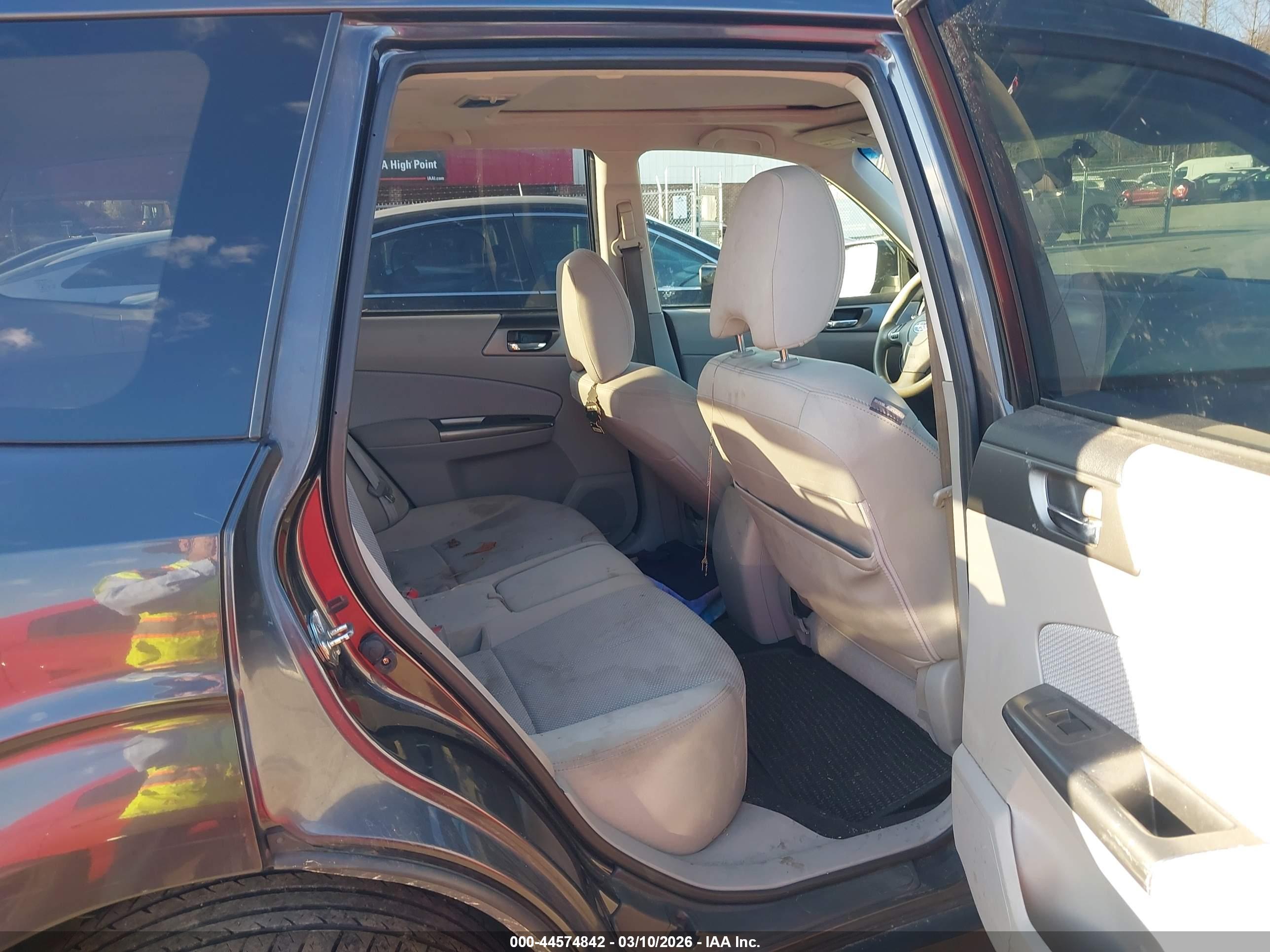 SUBARU FORESTER image 8