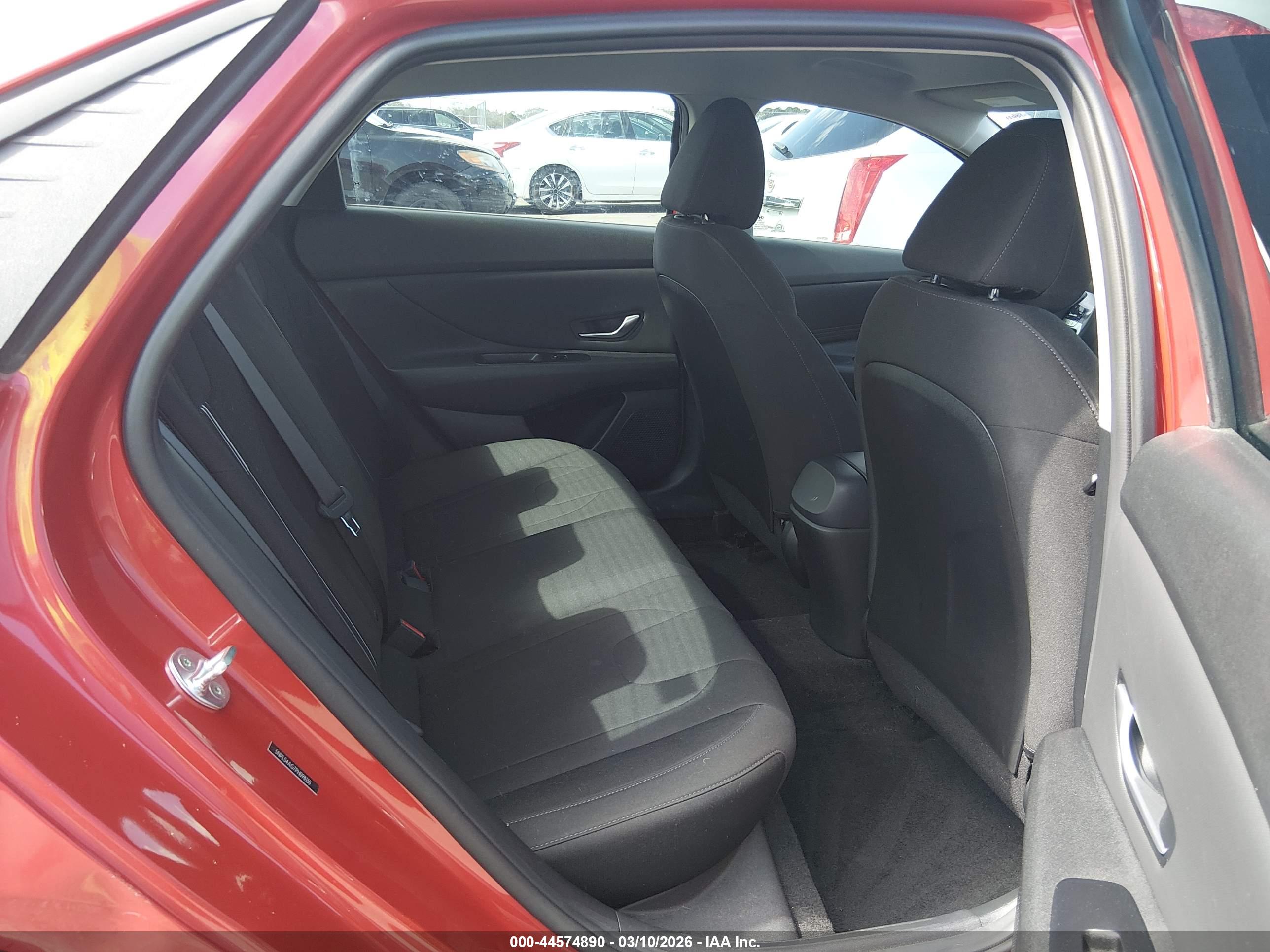HYUNDAI ELANTRA image 8