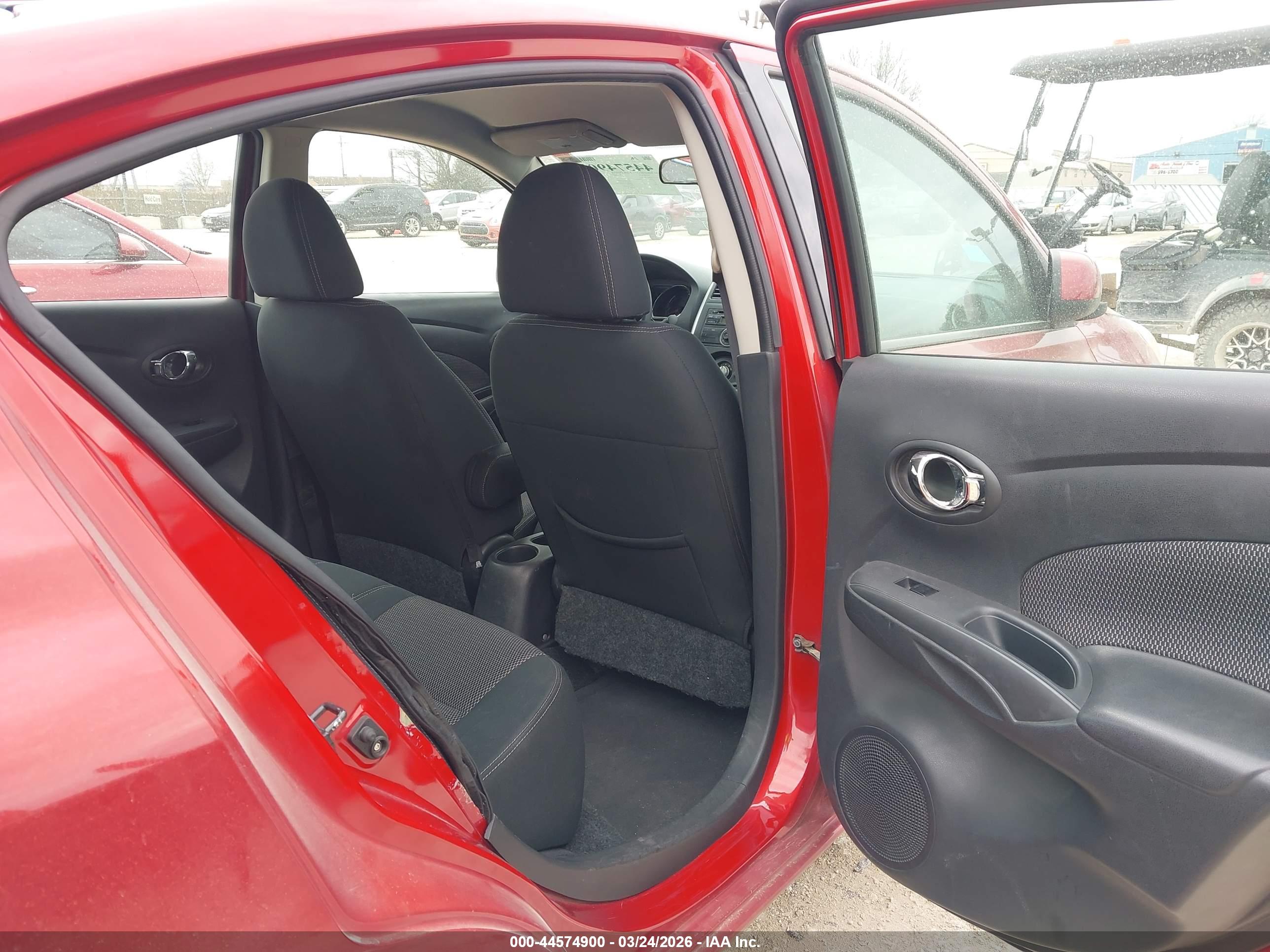 NISSAN VERSA image 8