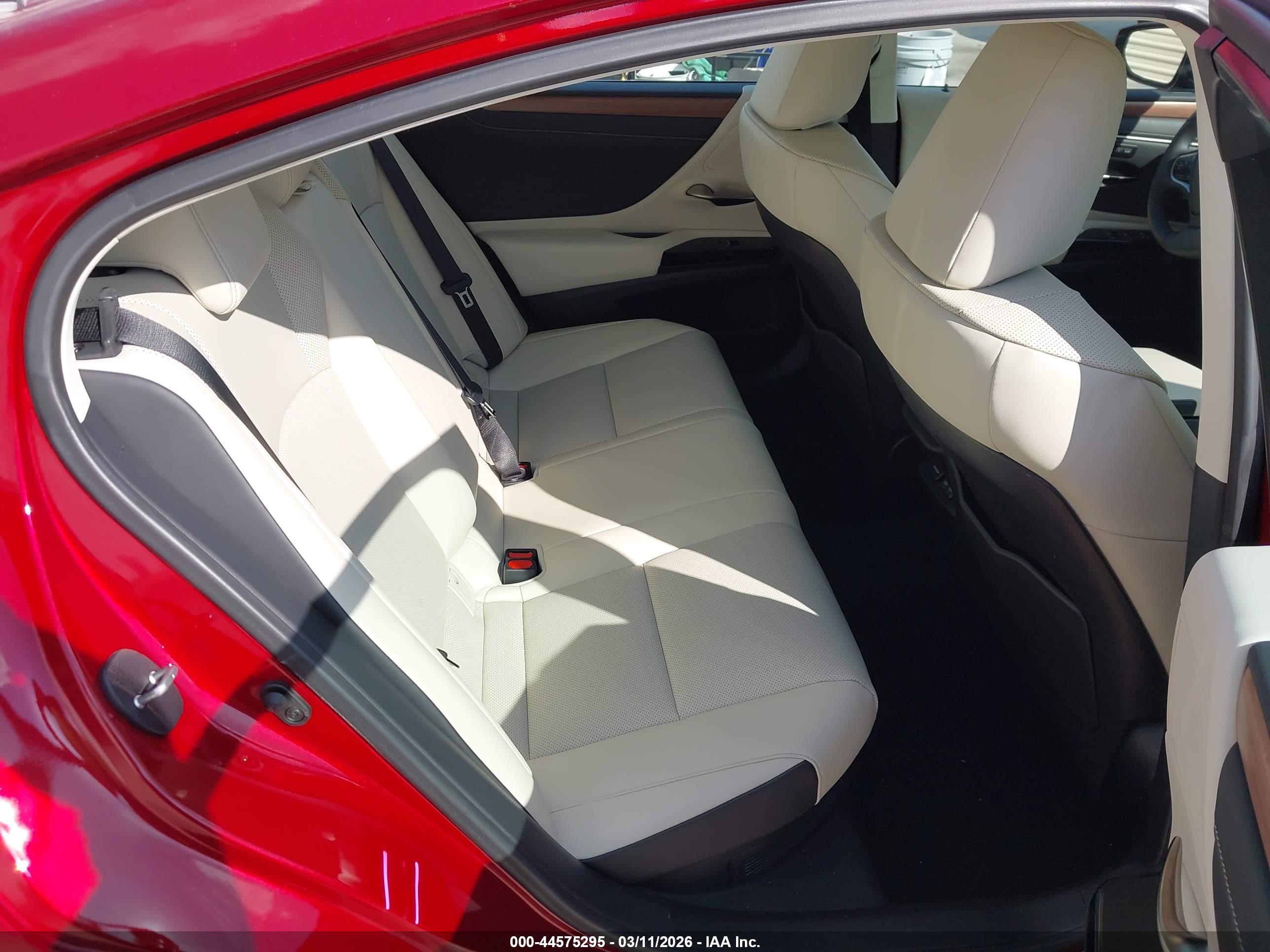 LEXUS ES image 8