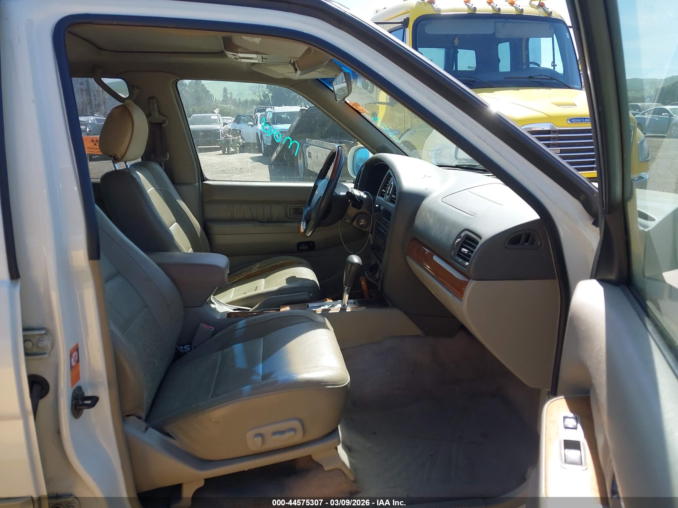 INFINITI QX4 image 5
