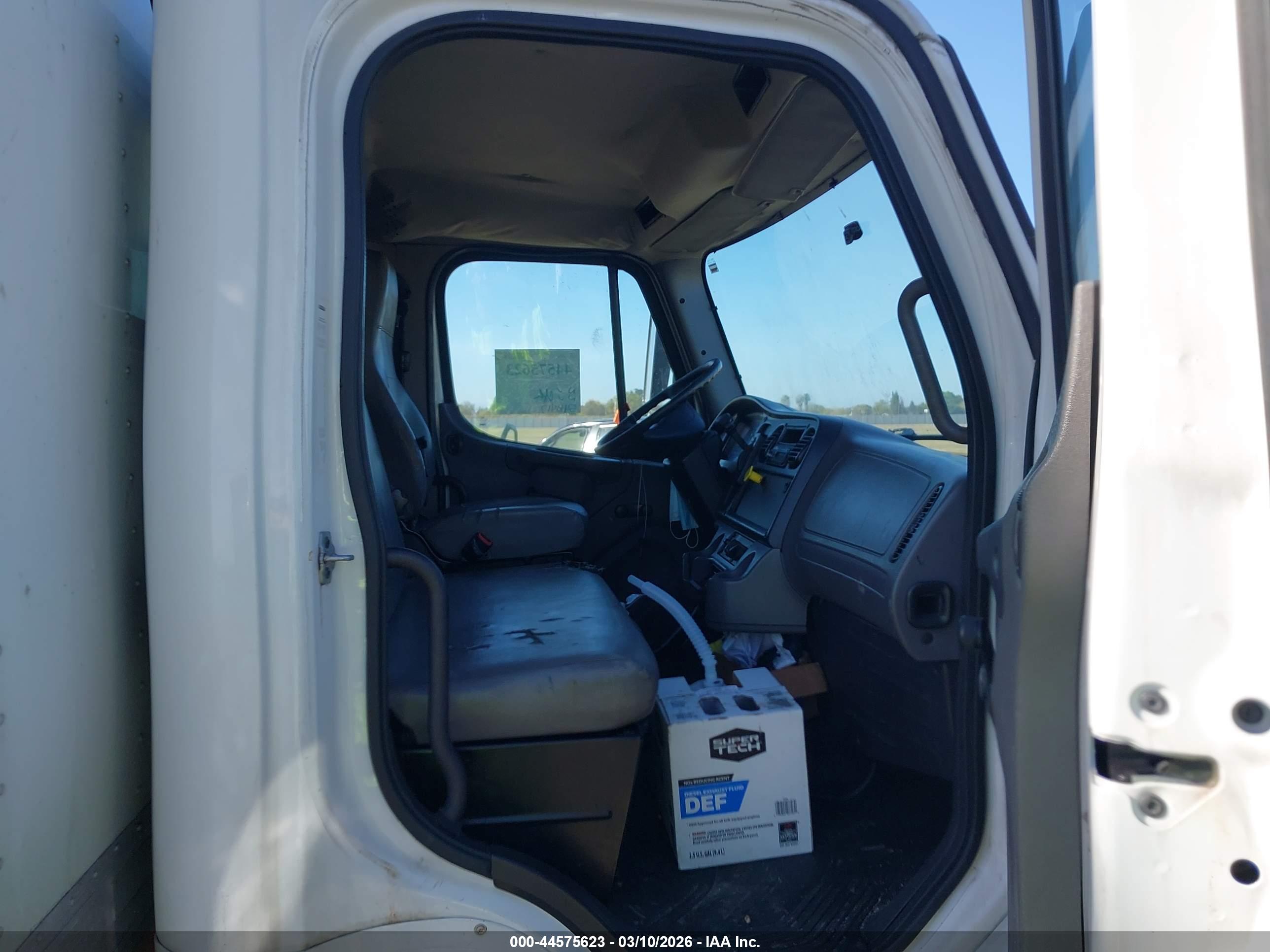 FREIGHTLINER M2 image 8
