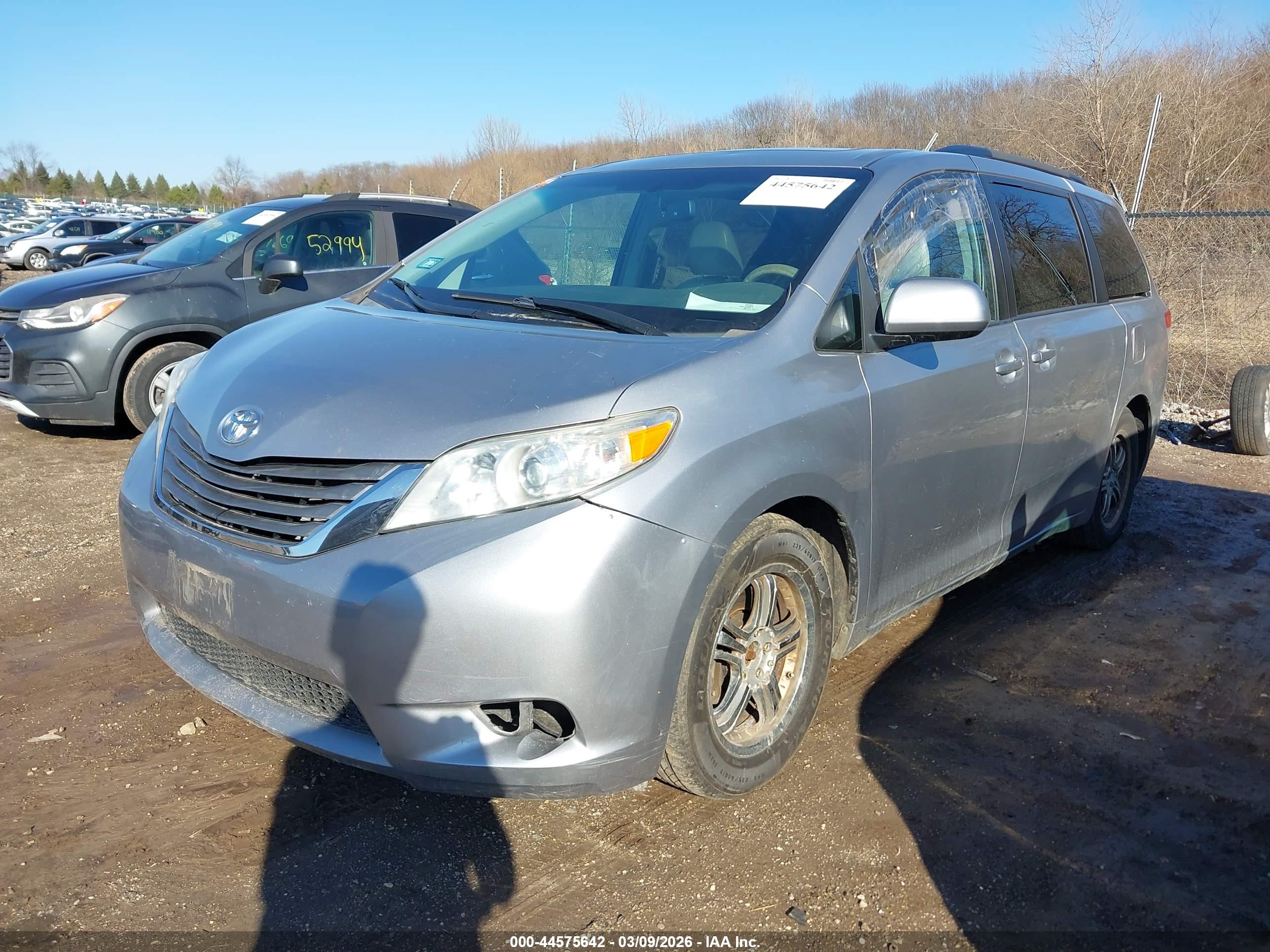 TOYOTA SIENNA image 2