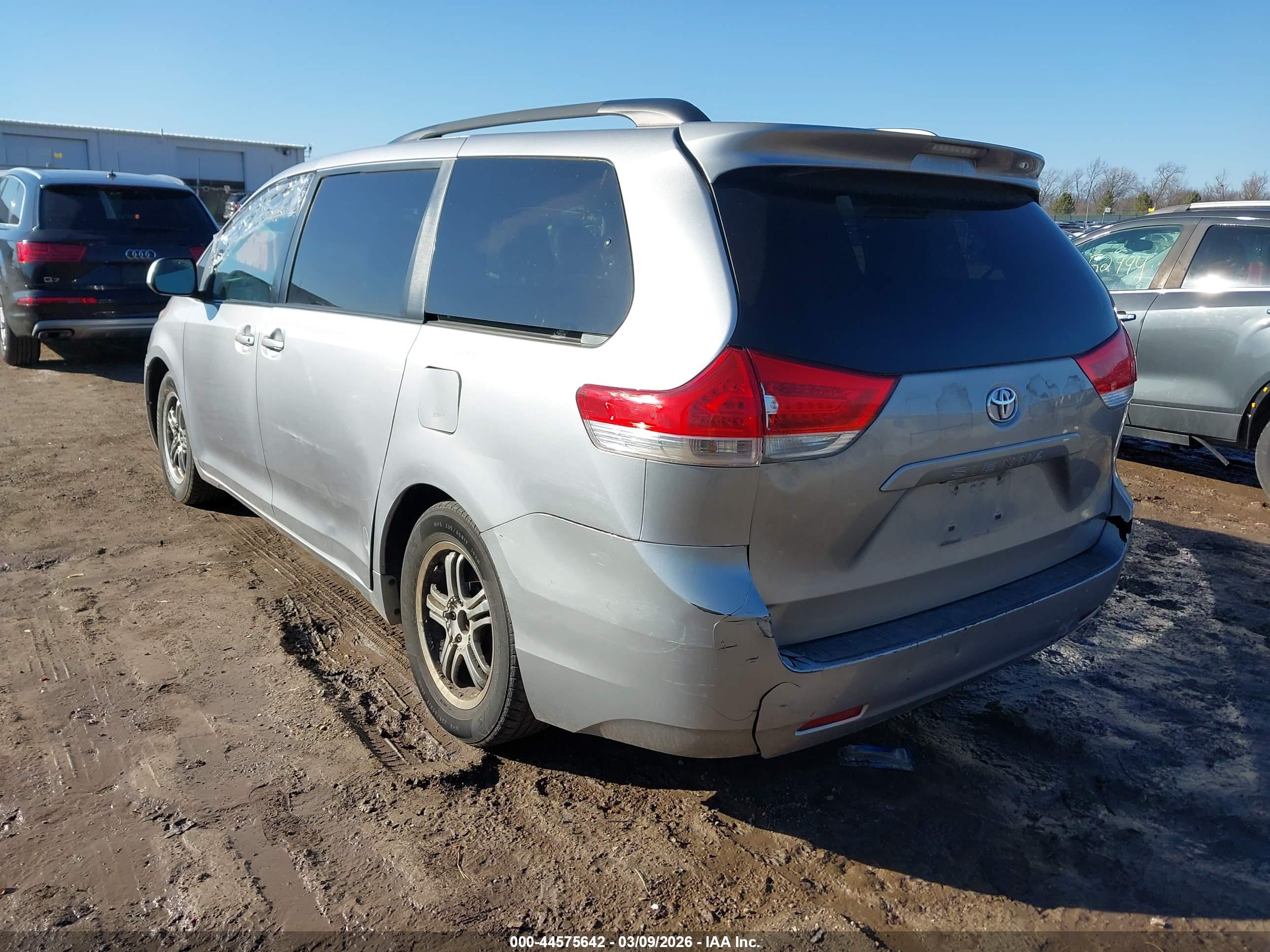 TOYOTA SIENNA image 3