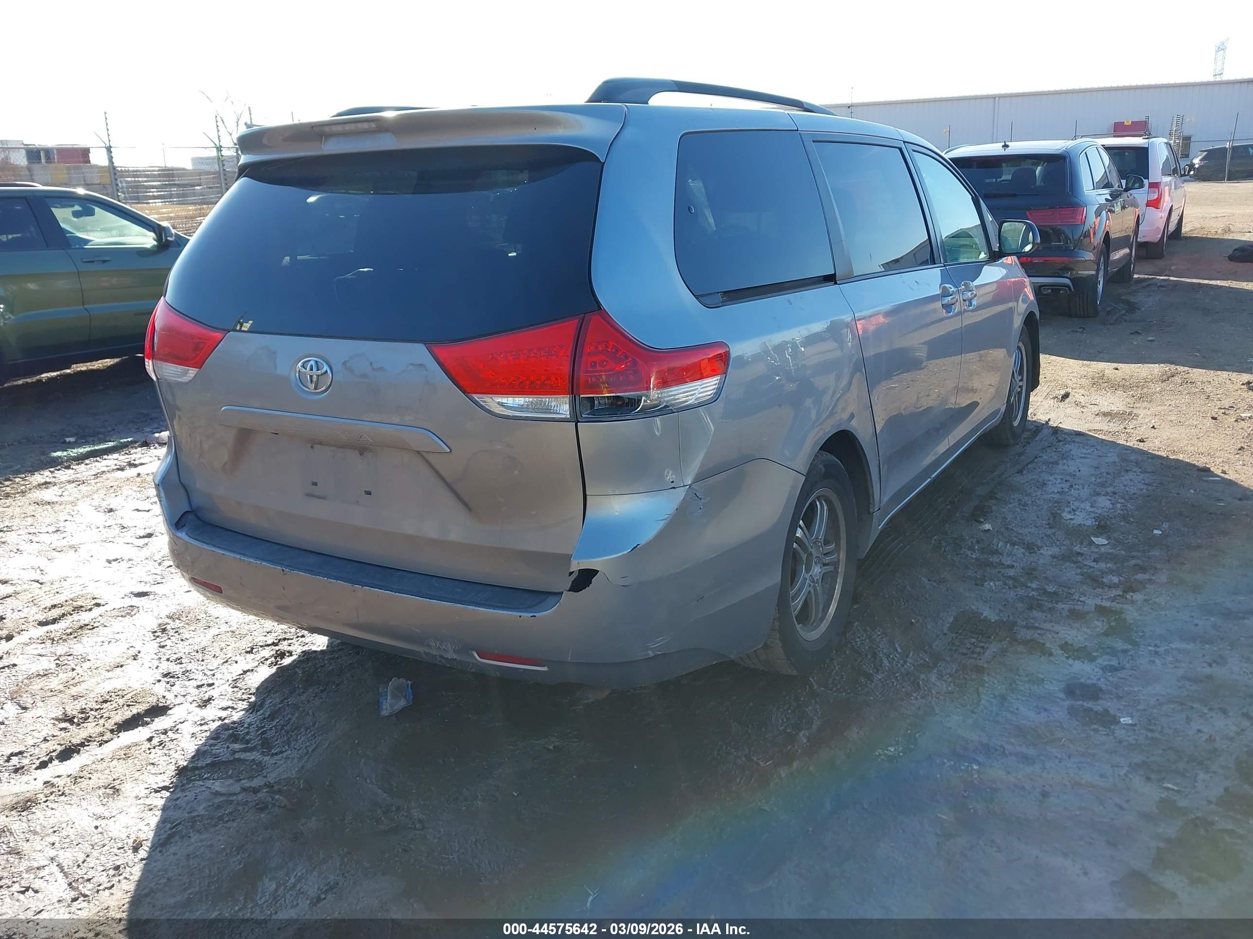 TOYOTA SIENNA image 4