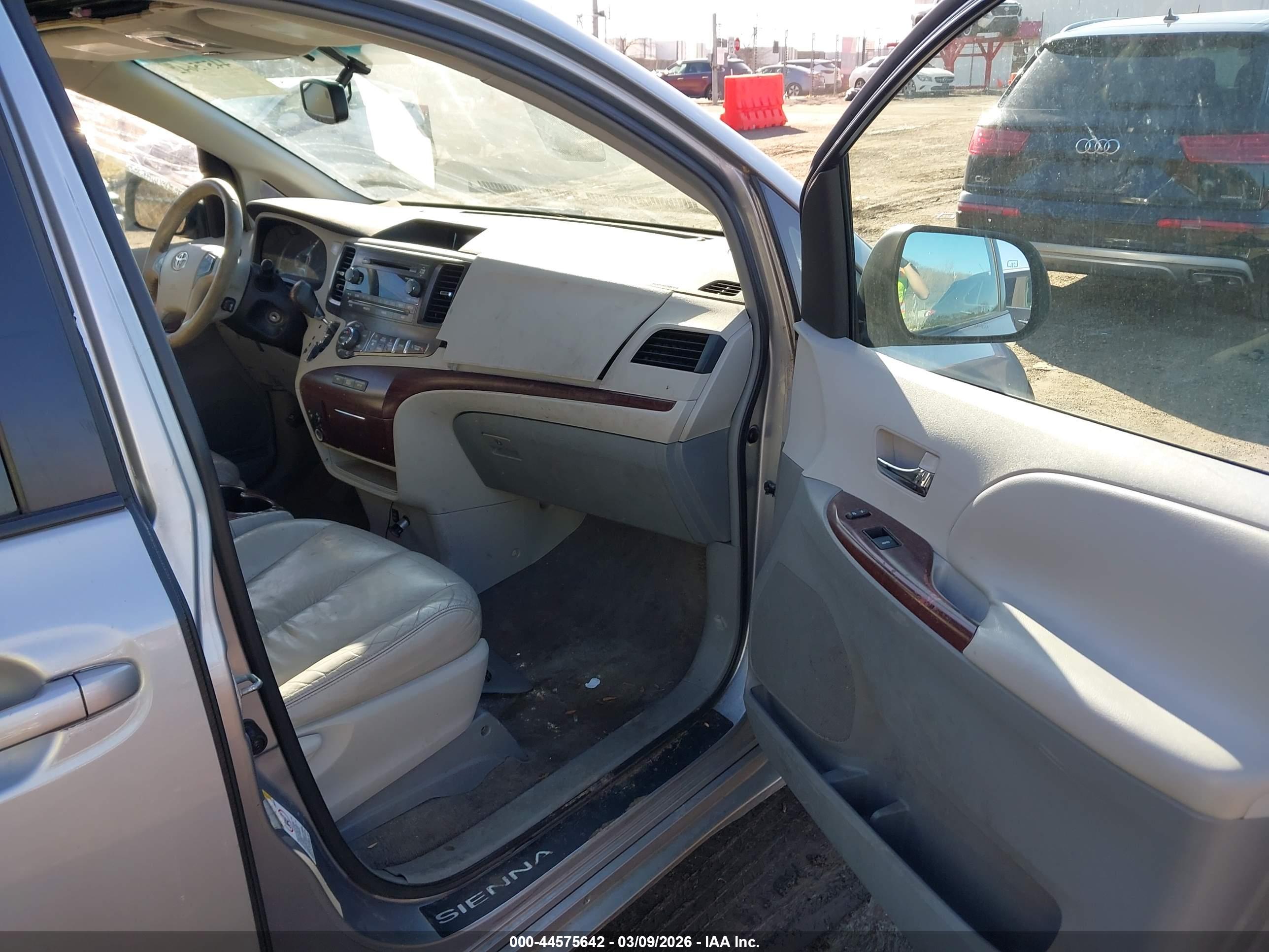 TOYOTA SIENNA image 5
