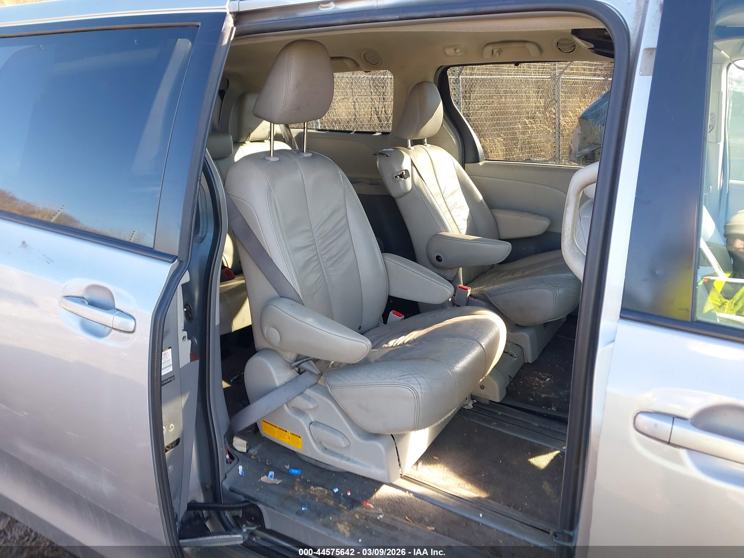 TOYOTA SIENNA image 8