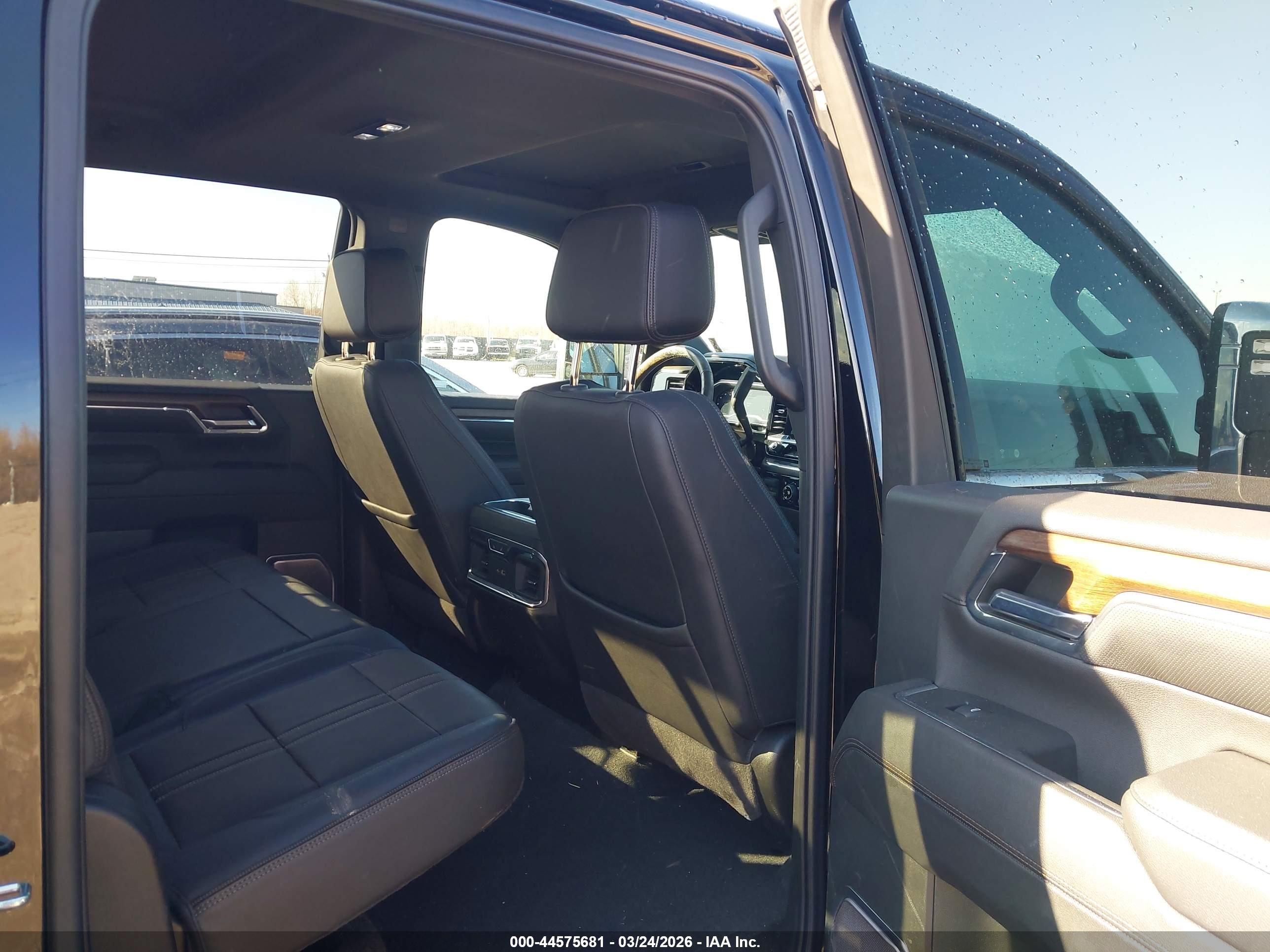 CHEVROLET SILVERADO image 8