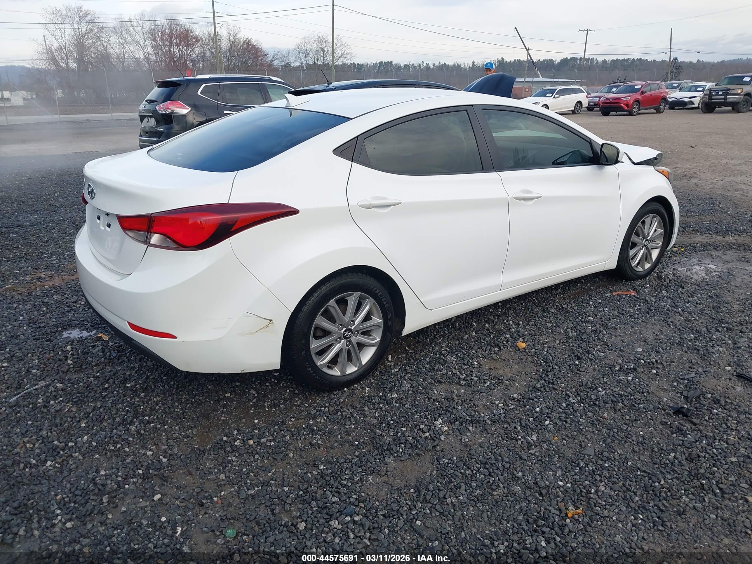 HYUNDAI ELANTRA image 4