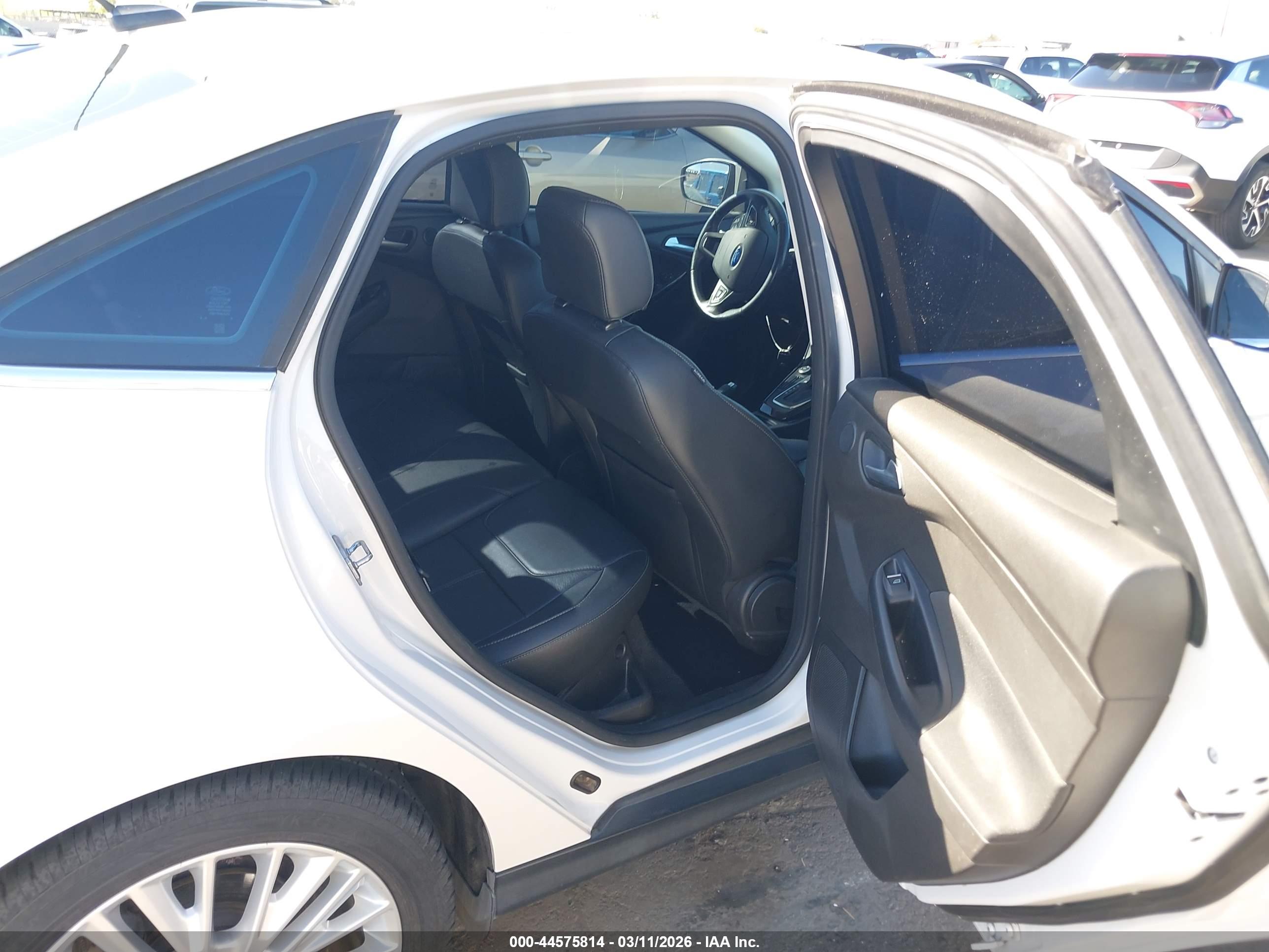 FORD FOCUS image 8