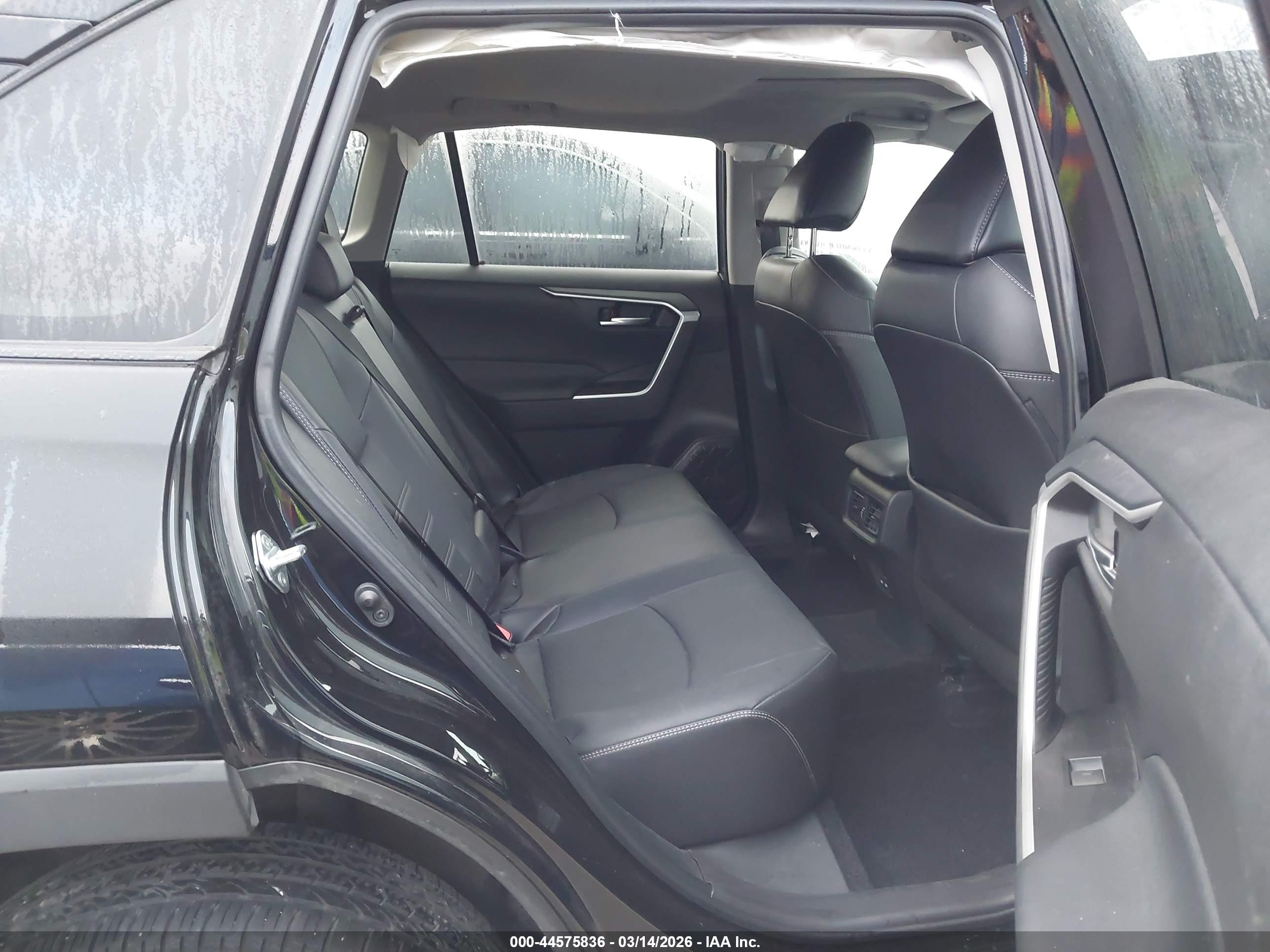 TOYOTA RAV4 image 8
