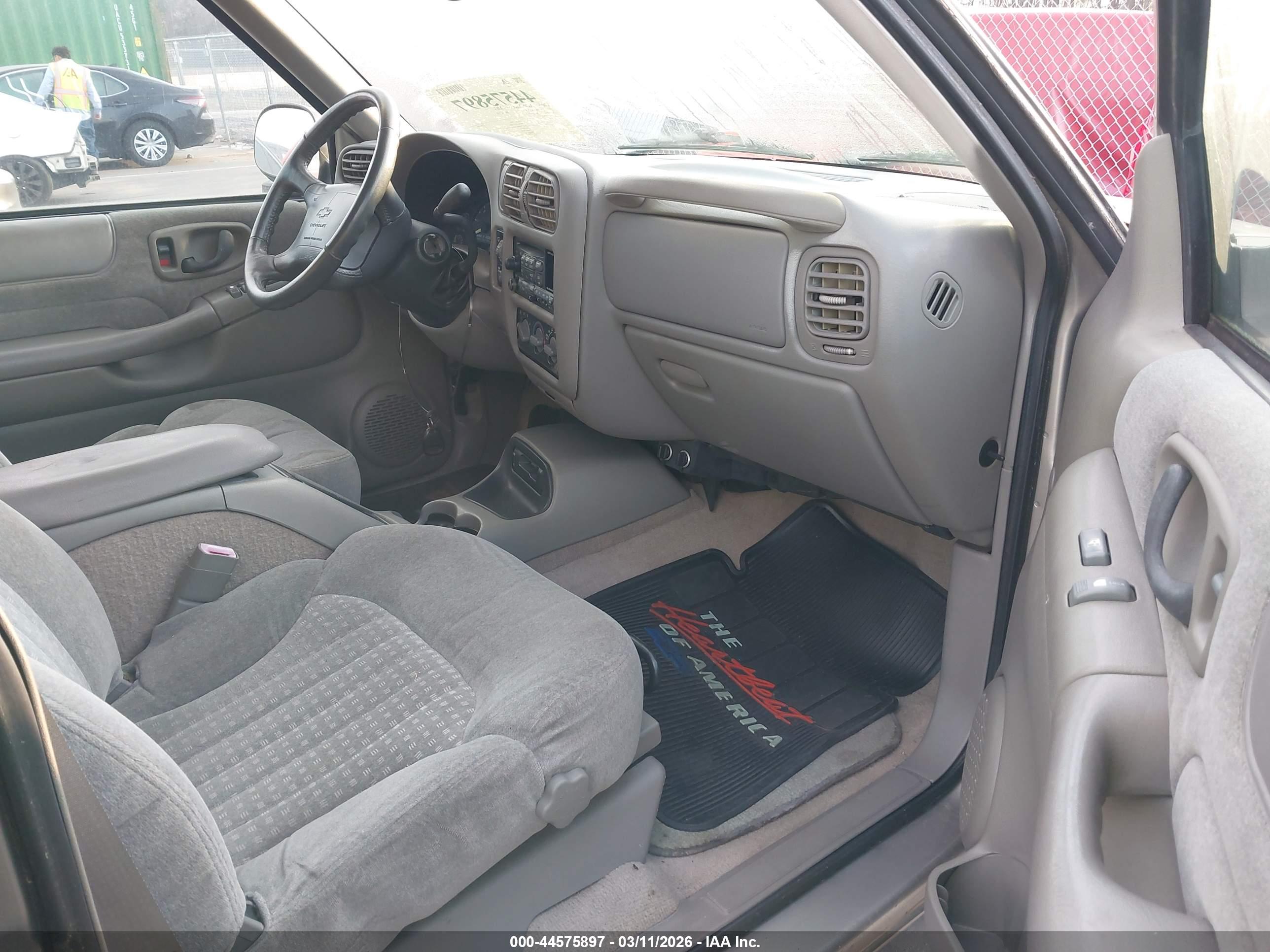 CHEVROLET BLAZER image 5
