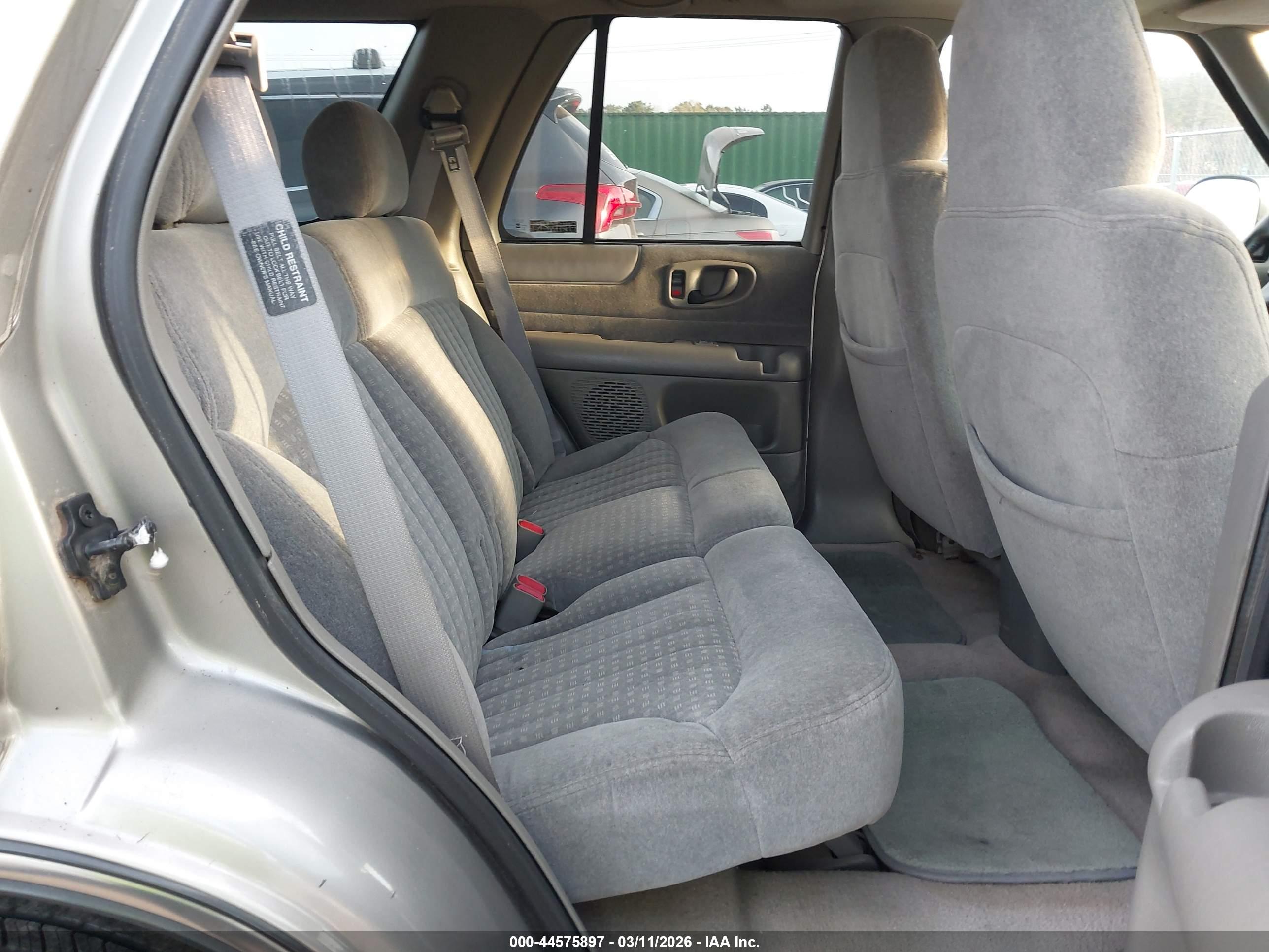 CHEVROLET BLAZER image 8