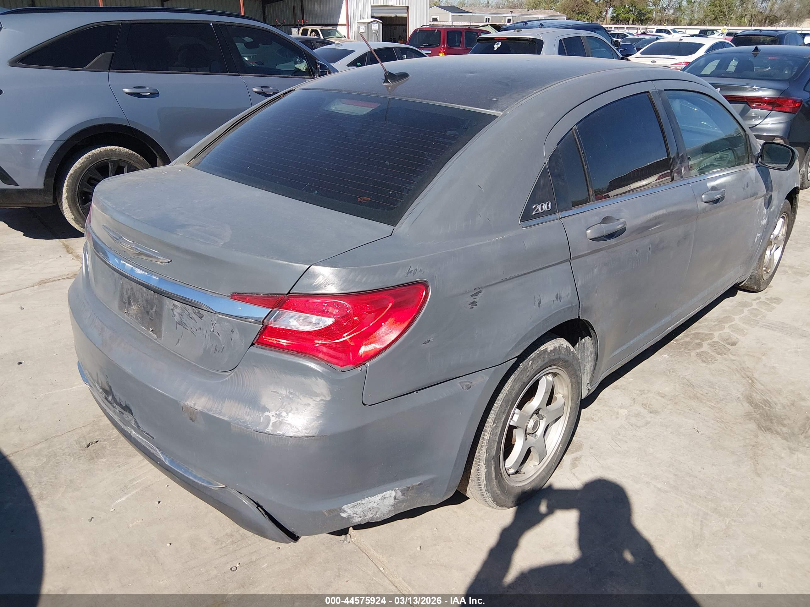 CHRYSLER 200 image 4