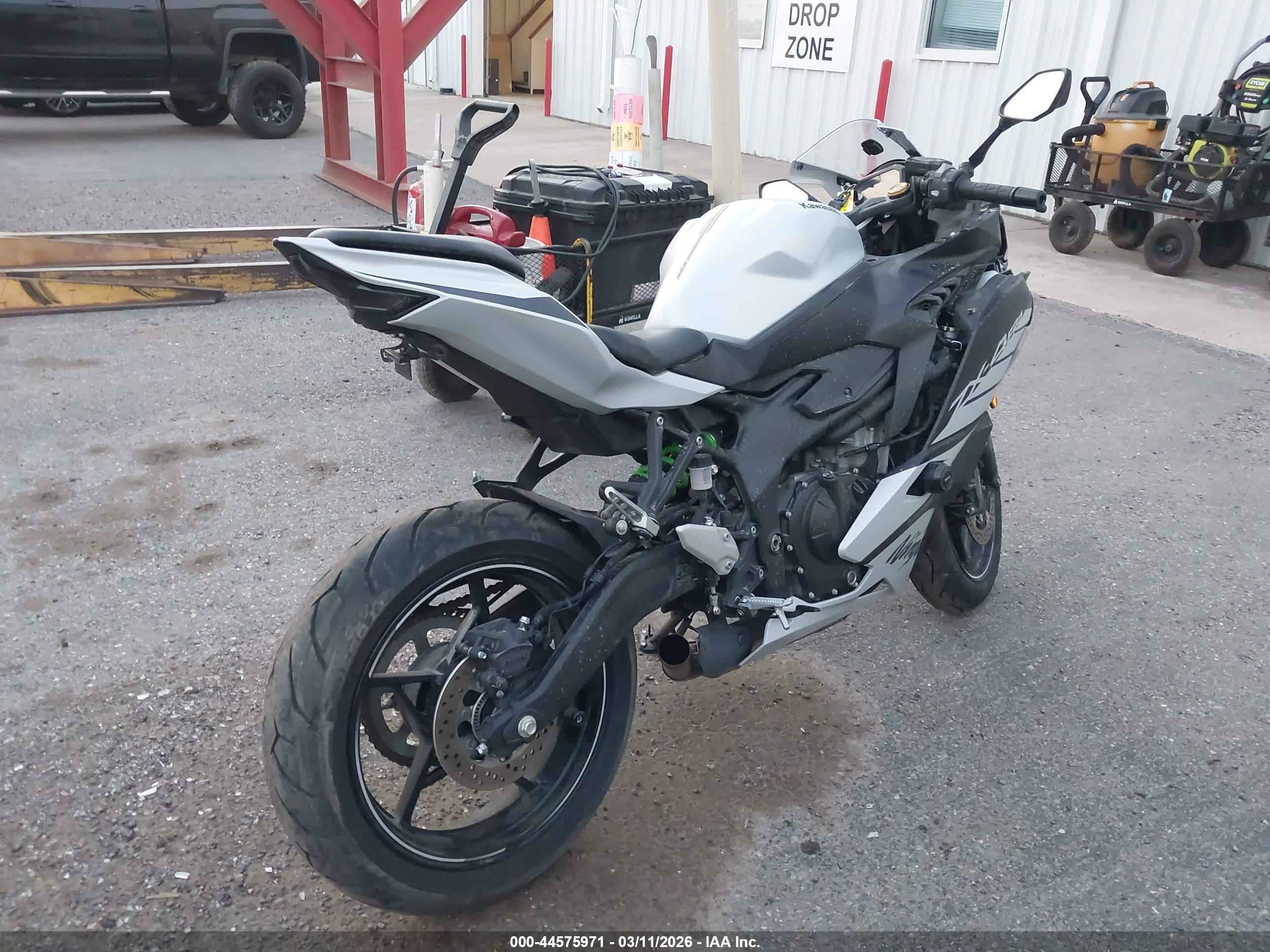 KAWASAKI ZX400 image 3