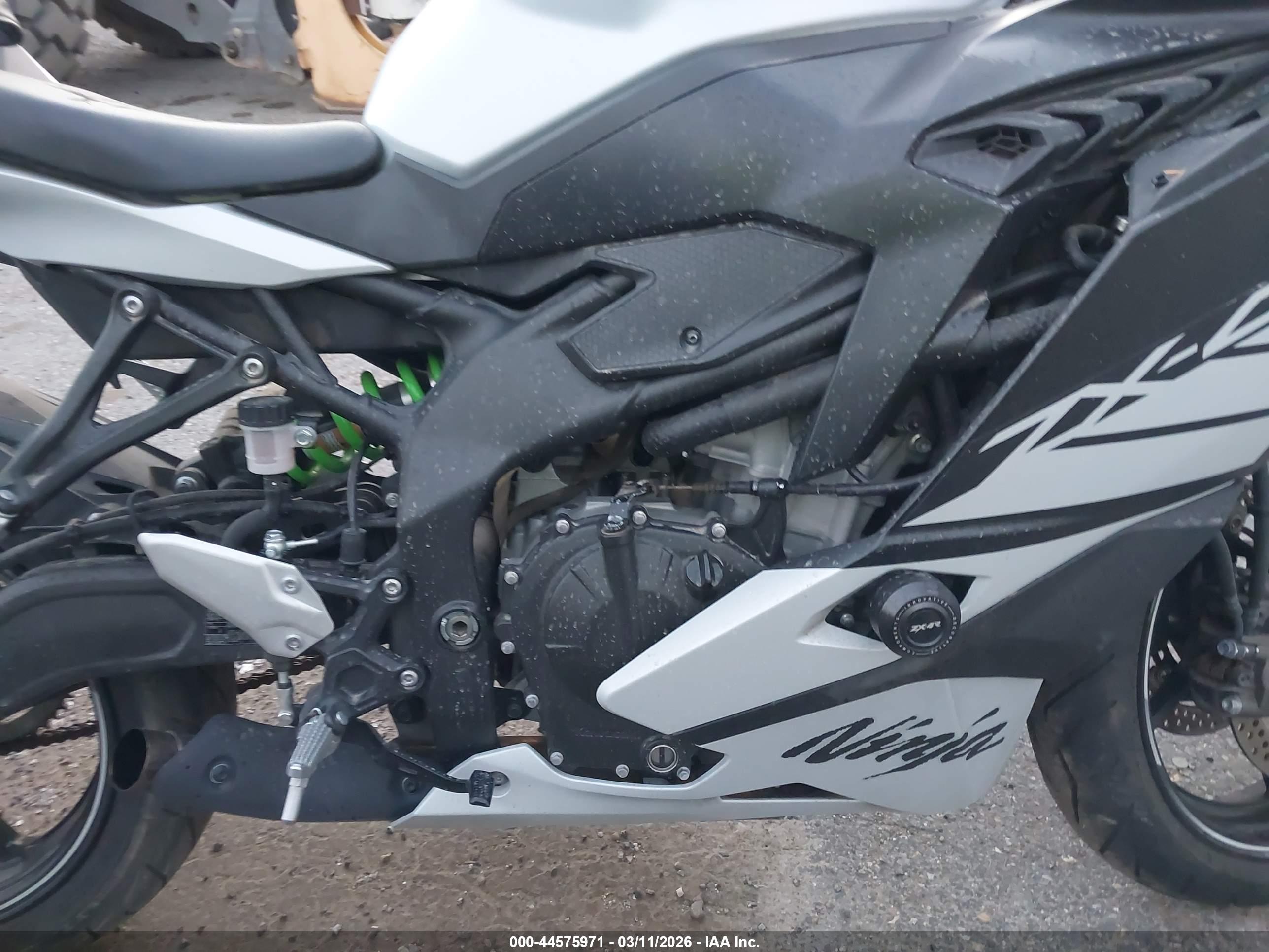 KAWASAKI ZX400 image 9